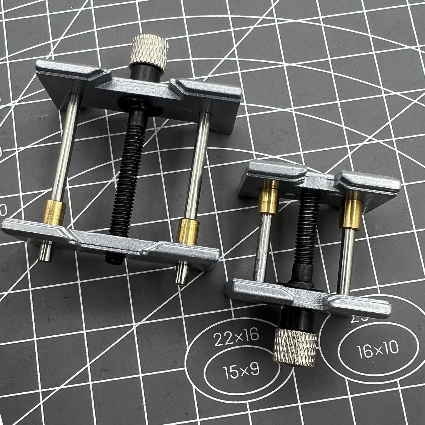 2 PIECES/set Movement Holder Watch Case Metal Watchmaker Clamp Repair Tool