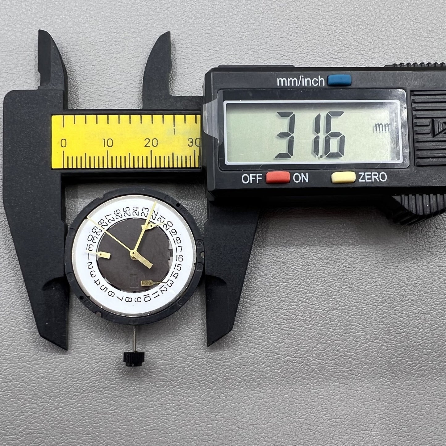 Swiss ETA G10.712 quartz watch movement with date and 3 hands, ideal G10.711 replacement for accurate timing.