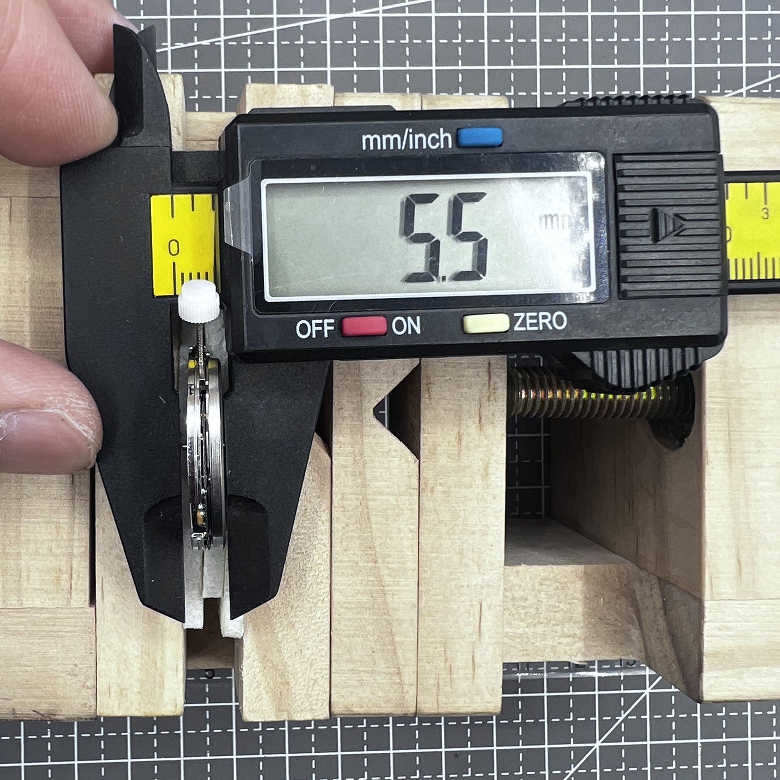 Swiss Silver ETA 205.111 kinetic watch movement by ETA, ideal for precise watch repairs and timekeeping accuracy.