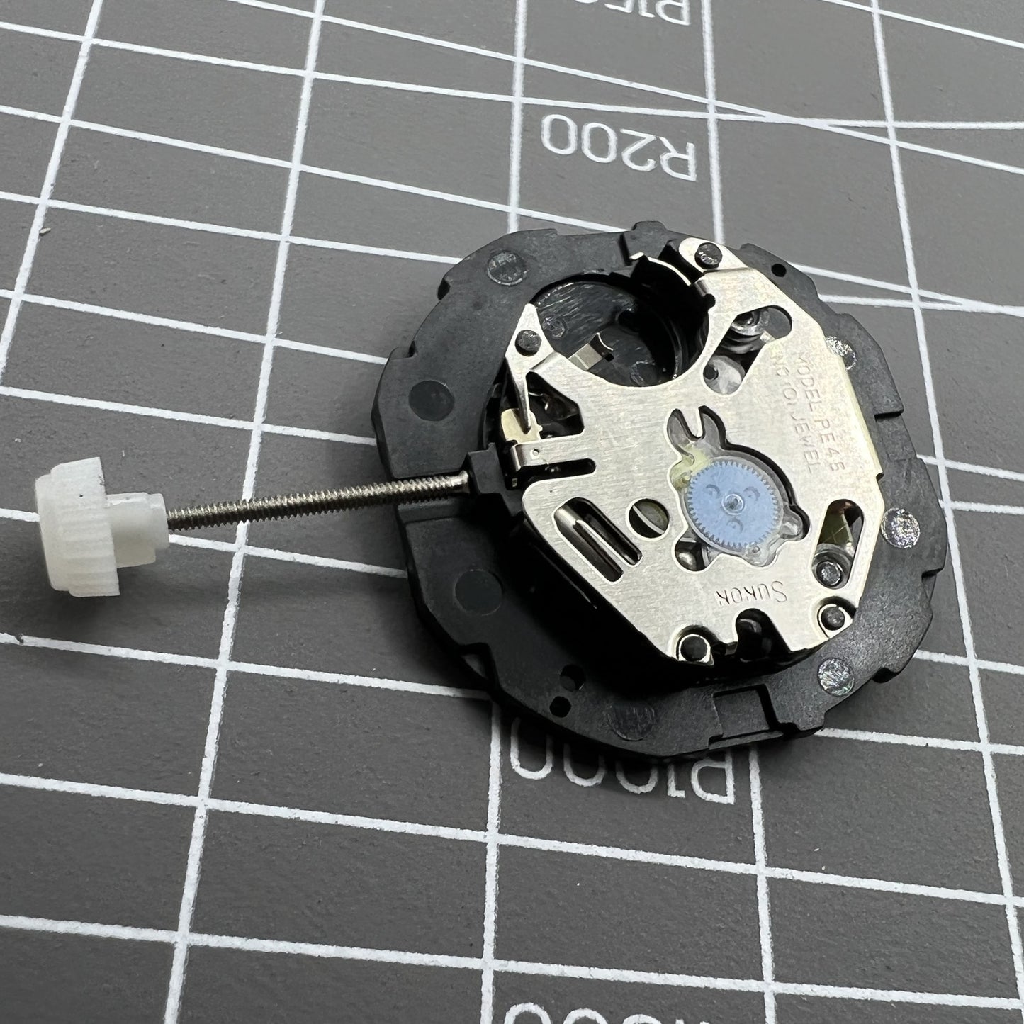 1 Stück Quarzwerk Sunon PE46 2 Zeiger mit Datum Uhrenwerk Datum bei 3