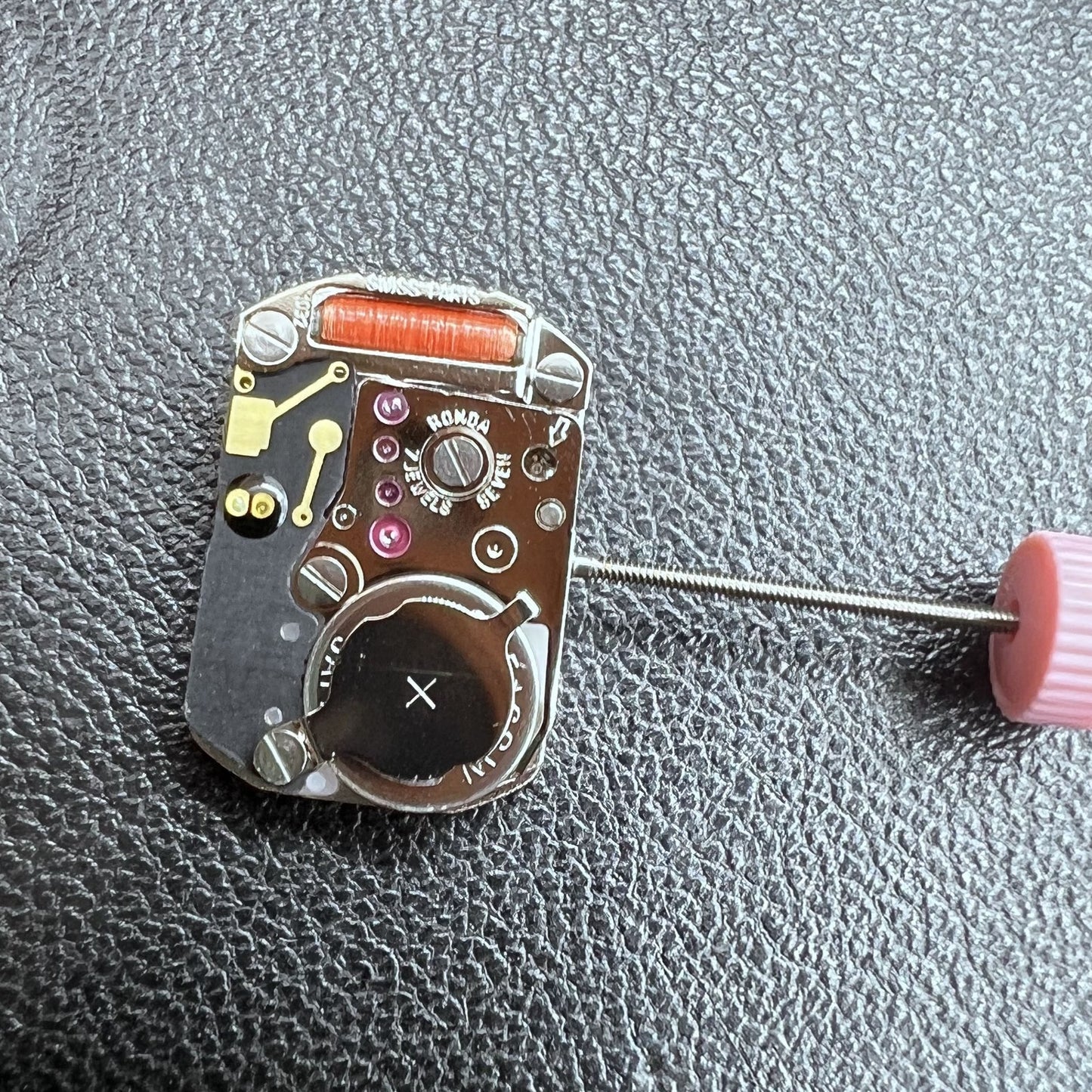 Quarzwerk Ronda 1032 732 watch movement with high hand pin HCP1 for precise timekeeping.