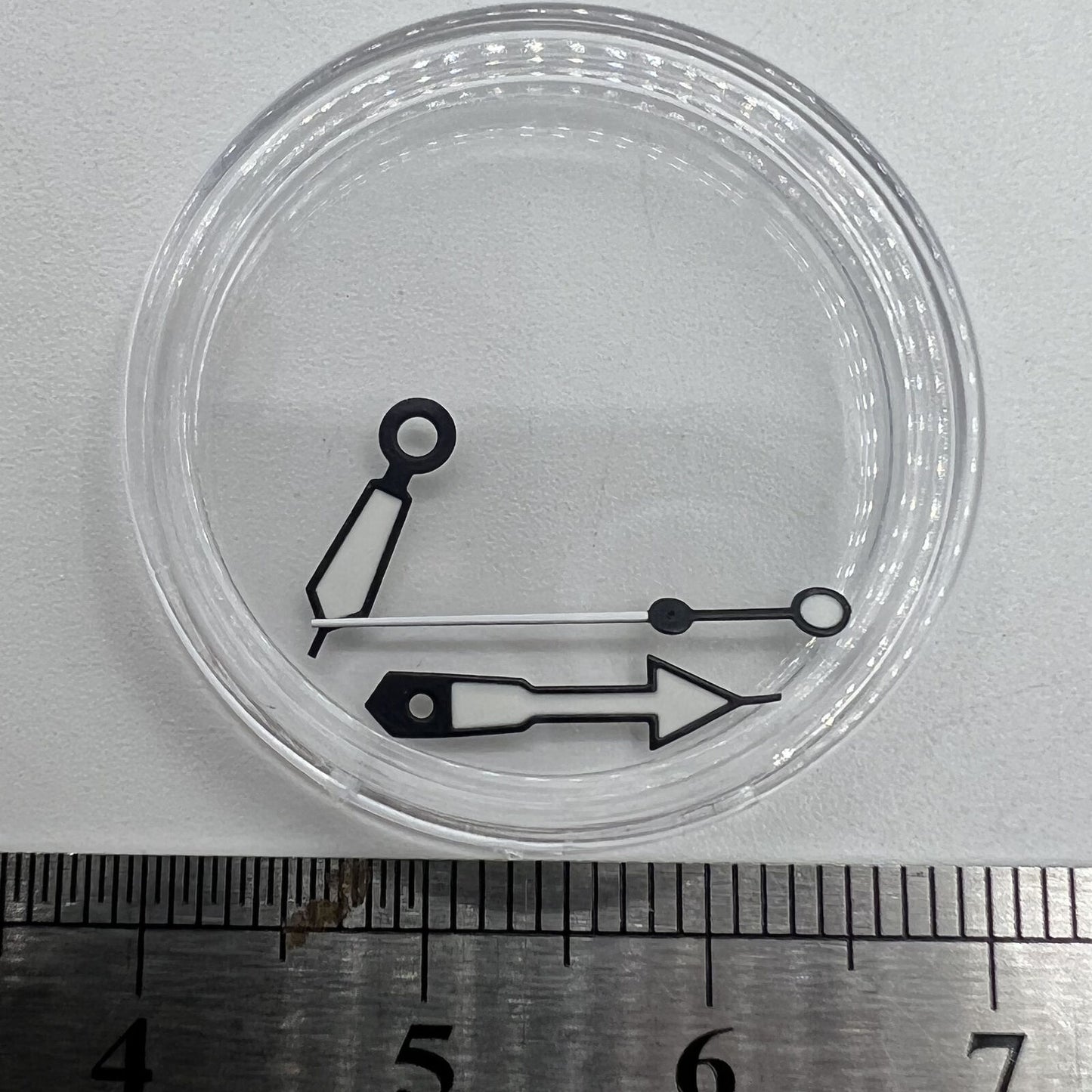 Uhrzeiger, 13 mm, grüne Leuchtmasse, schwarzer Rand, weiß lackiert, Pfeilform für NH35/36