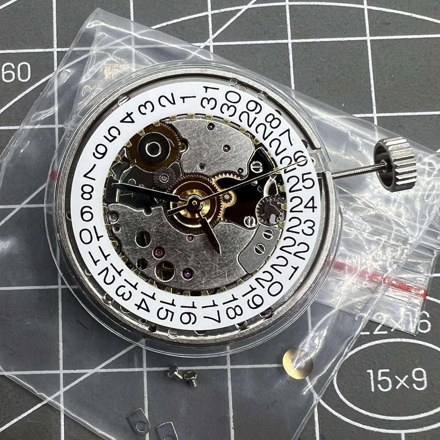 Hangzhou Golden Rotor mechanical watch movement with single calendar and detailed gear mechanism.