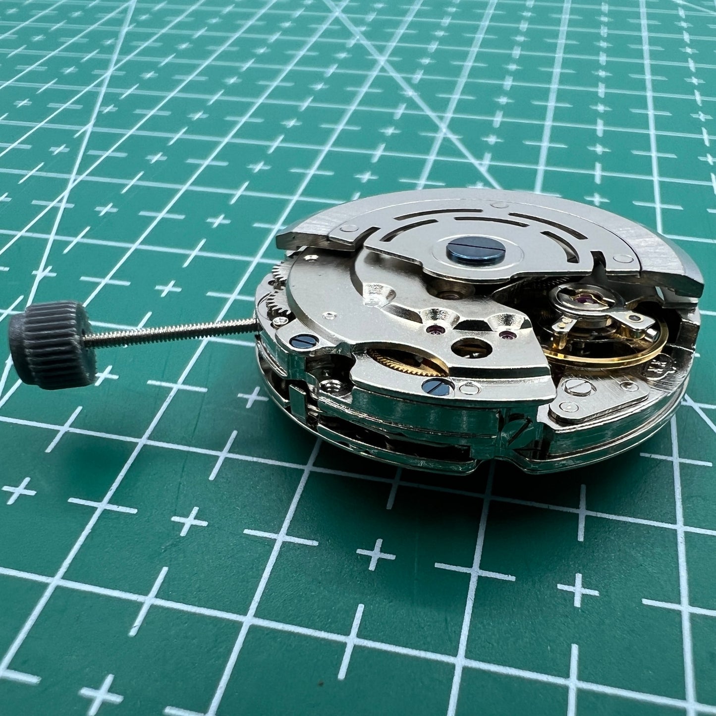 Wholesale DG2813 mechanical watch movement featuring three large hands and a small seconds subdial at 6 o?clock, no calendar.