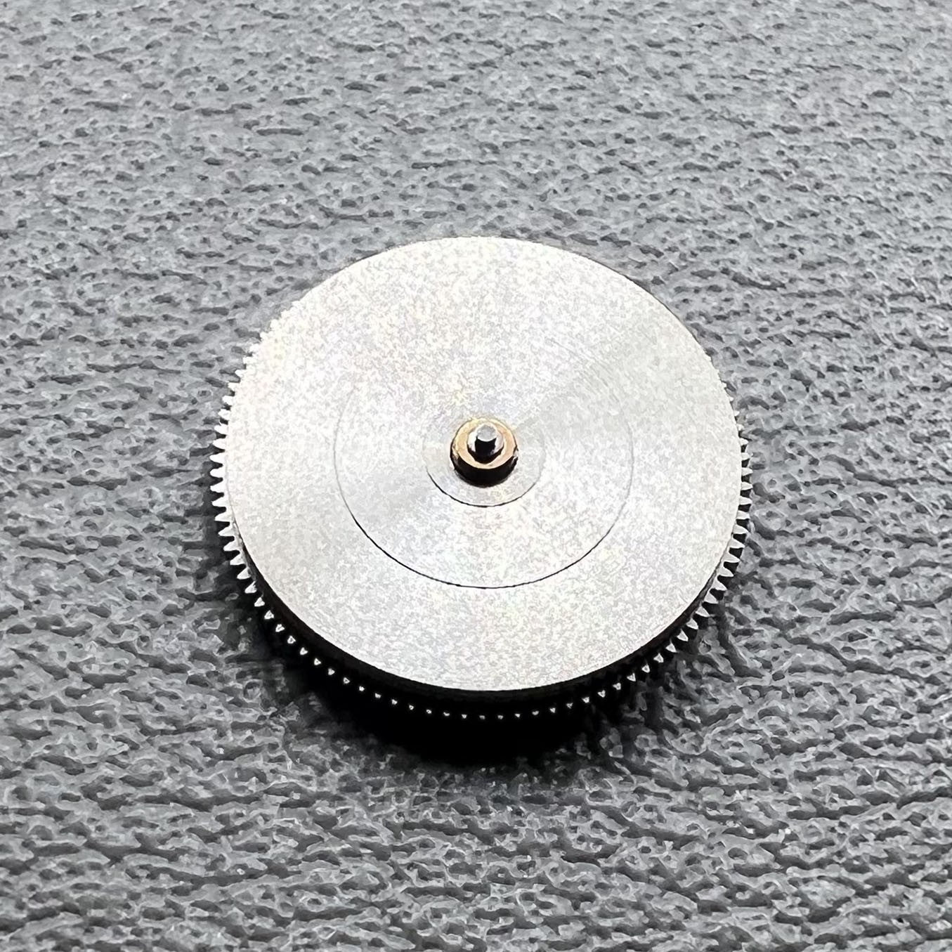 Swiss Complete Fass mit Zugfeder Ersatzteilen f�r Cartier Uhrwerk 1904 ? hochwertige Marken-Teile f�r pr�zise Reparatur.
