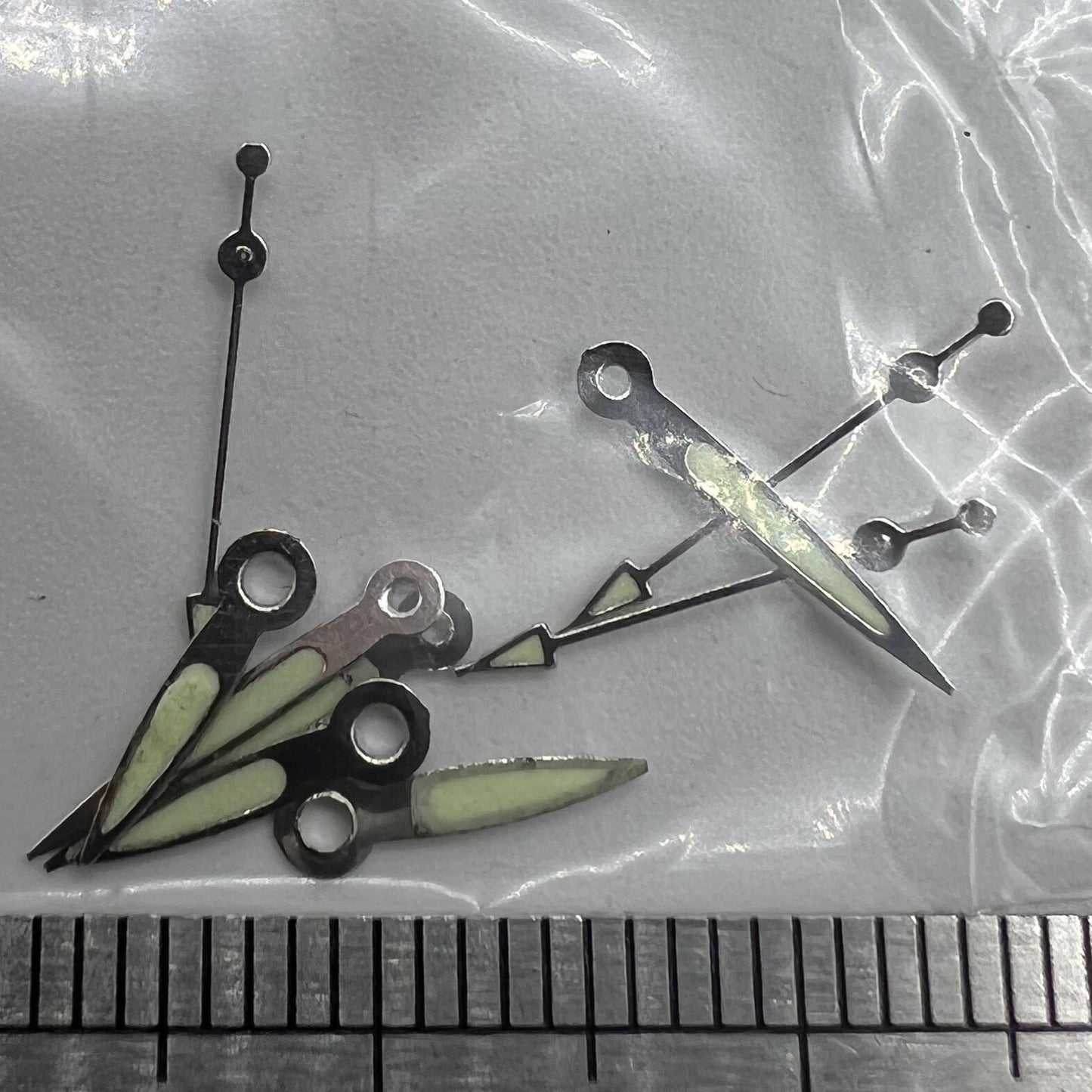 Luminous white-trimmed watch hands for Miyota 2035 quartz movement by P1-H4-C101, ideal for watch repairs.