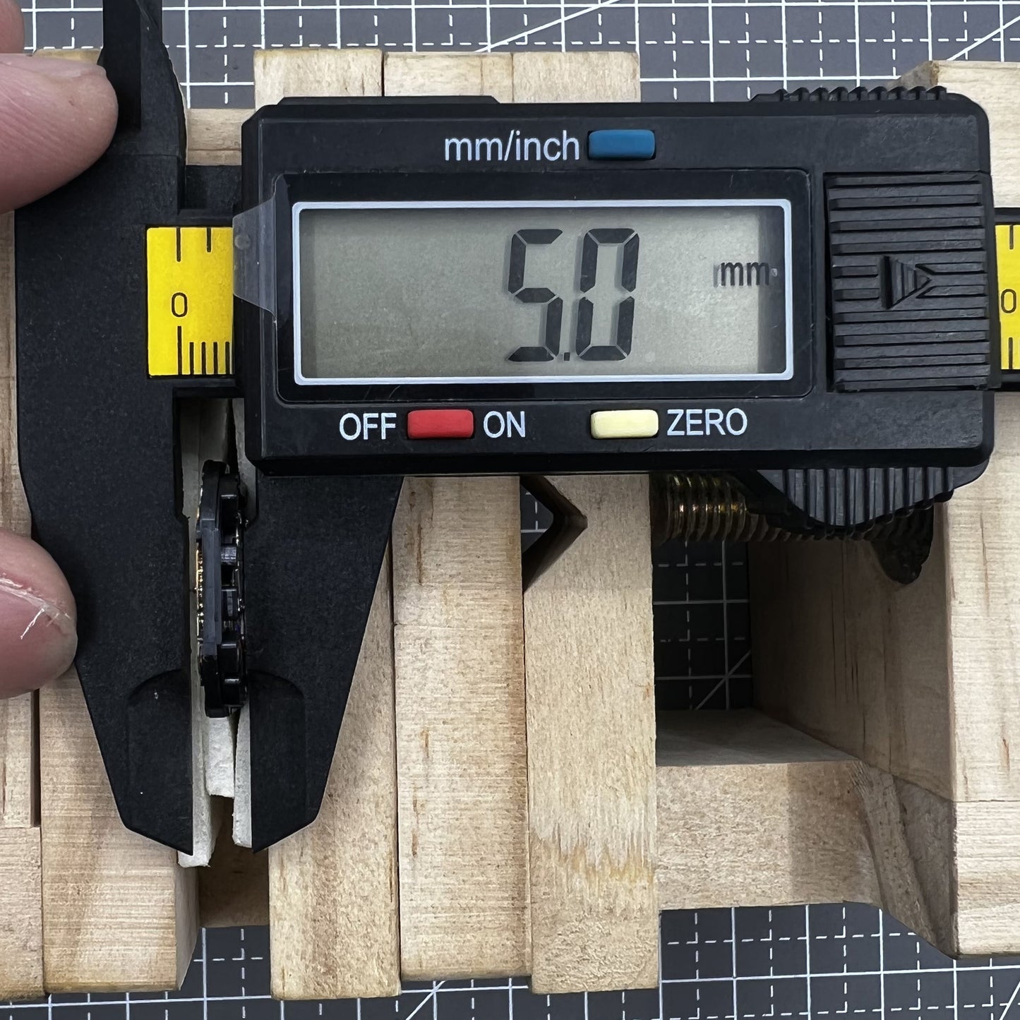 Hattori Epson VX3R VX3RE quartz watch movement for accurate repair and replacement.