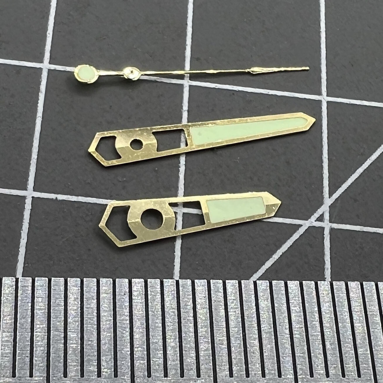 13 mm hohle, goldene Zierleisten, grüne Leuchtzeiger für das mechanische Uhrwerk NH35 NH36