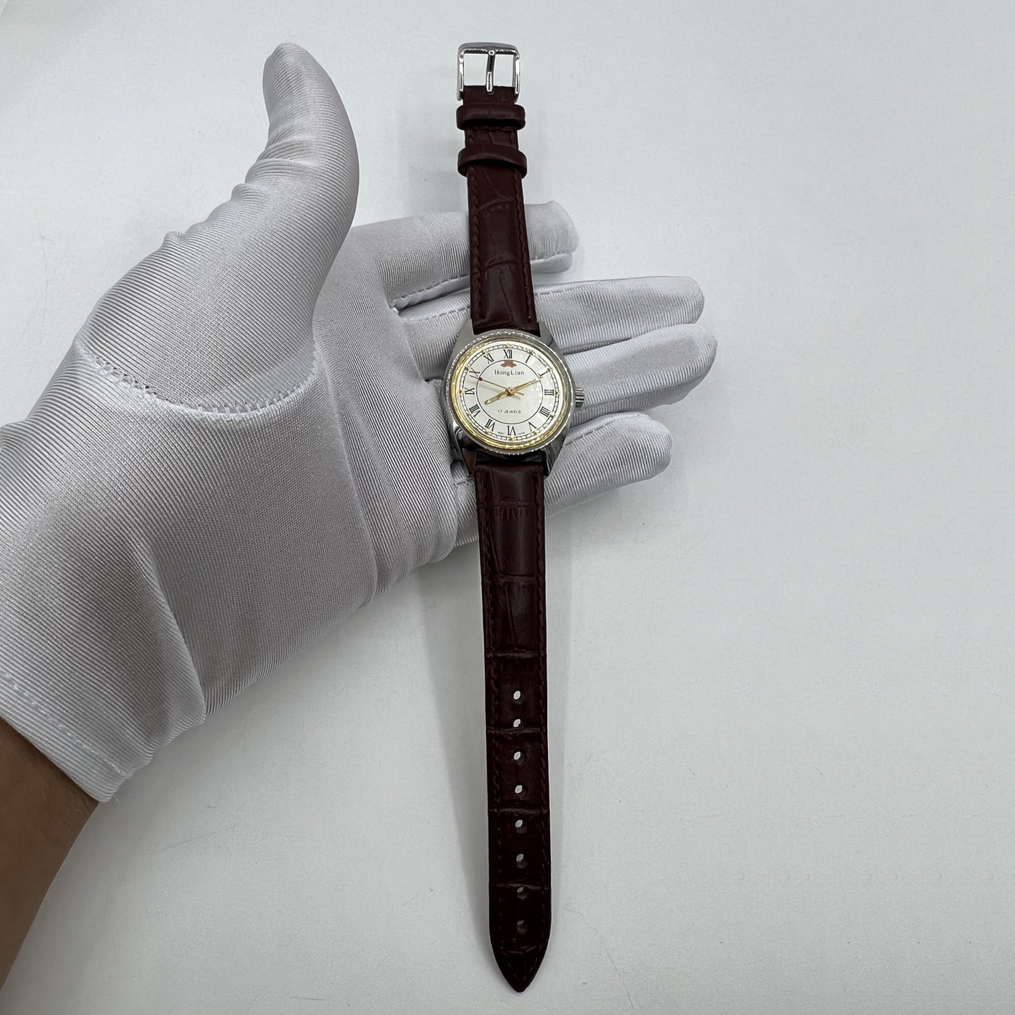 HONGLIAN 32mm manual mechanical watch with 17 jewels and Roman numerals, elegant Chinese craftsmanship.