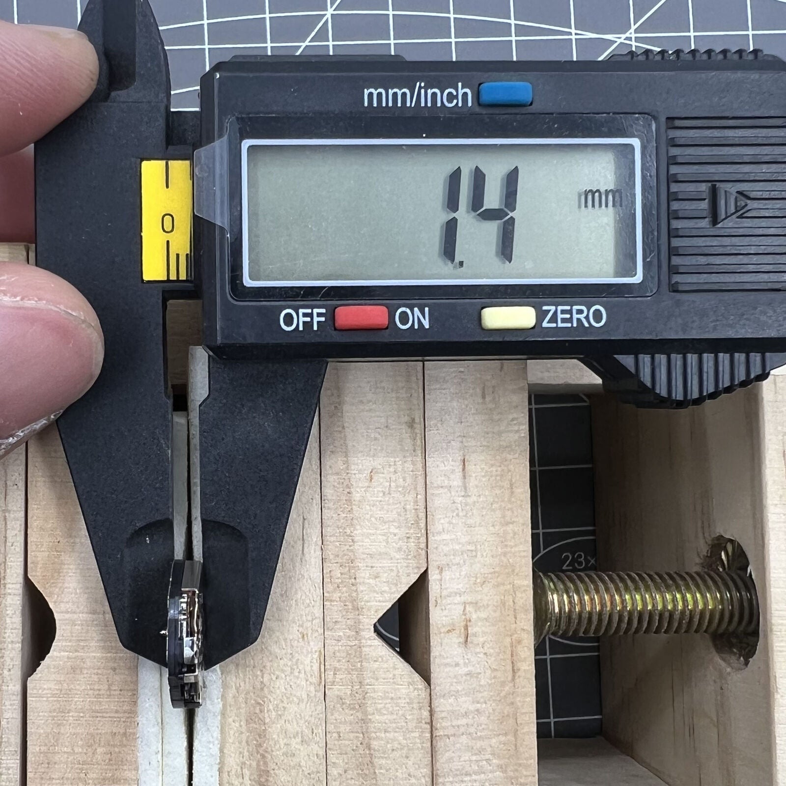 Hattori Epson AL21 quartz watch movement, reliable precision part for watch repair and accessories.