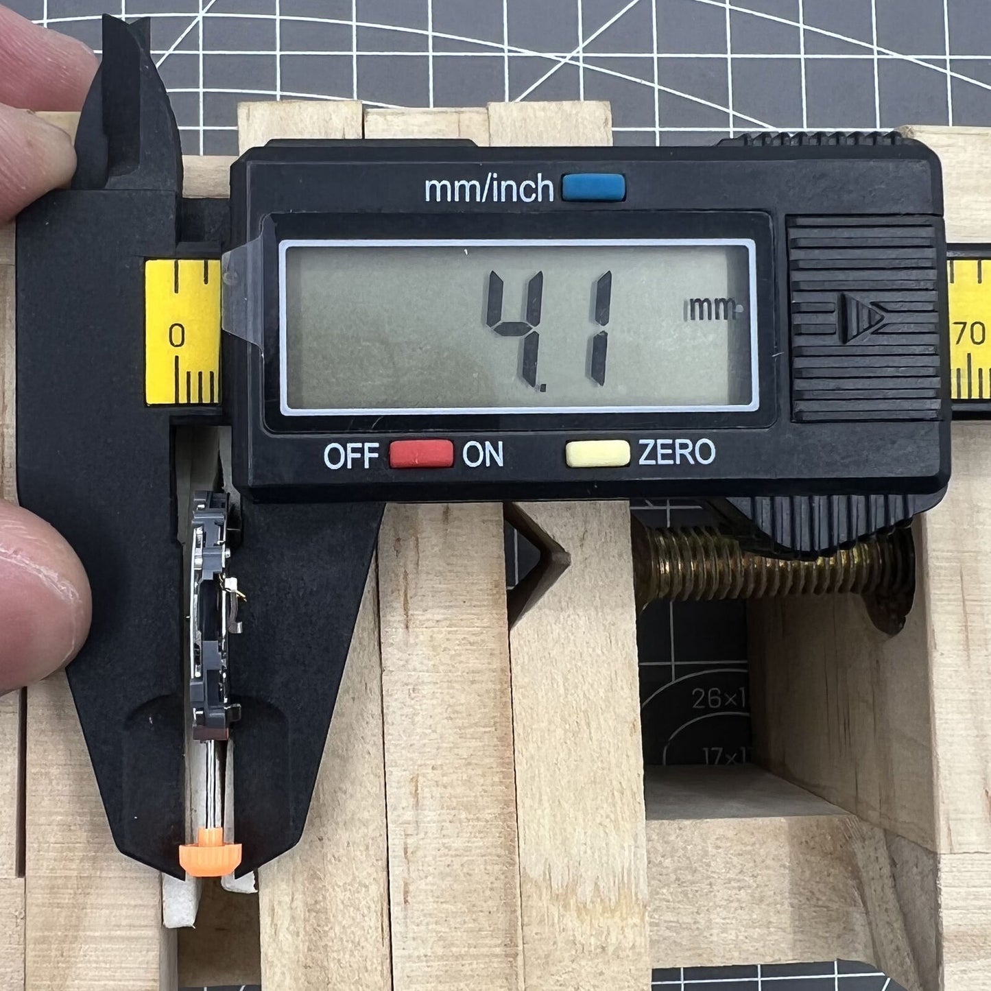 Miyota 2S60 quartz watch movement with date display at 3 o'clock, high-precision accessory for watches.