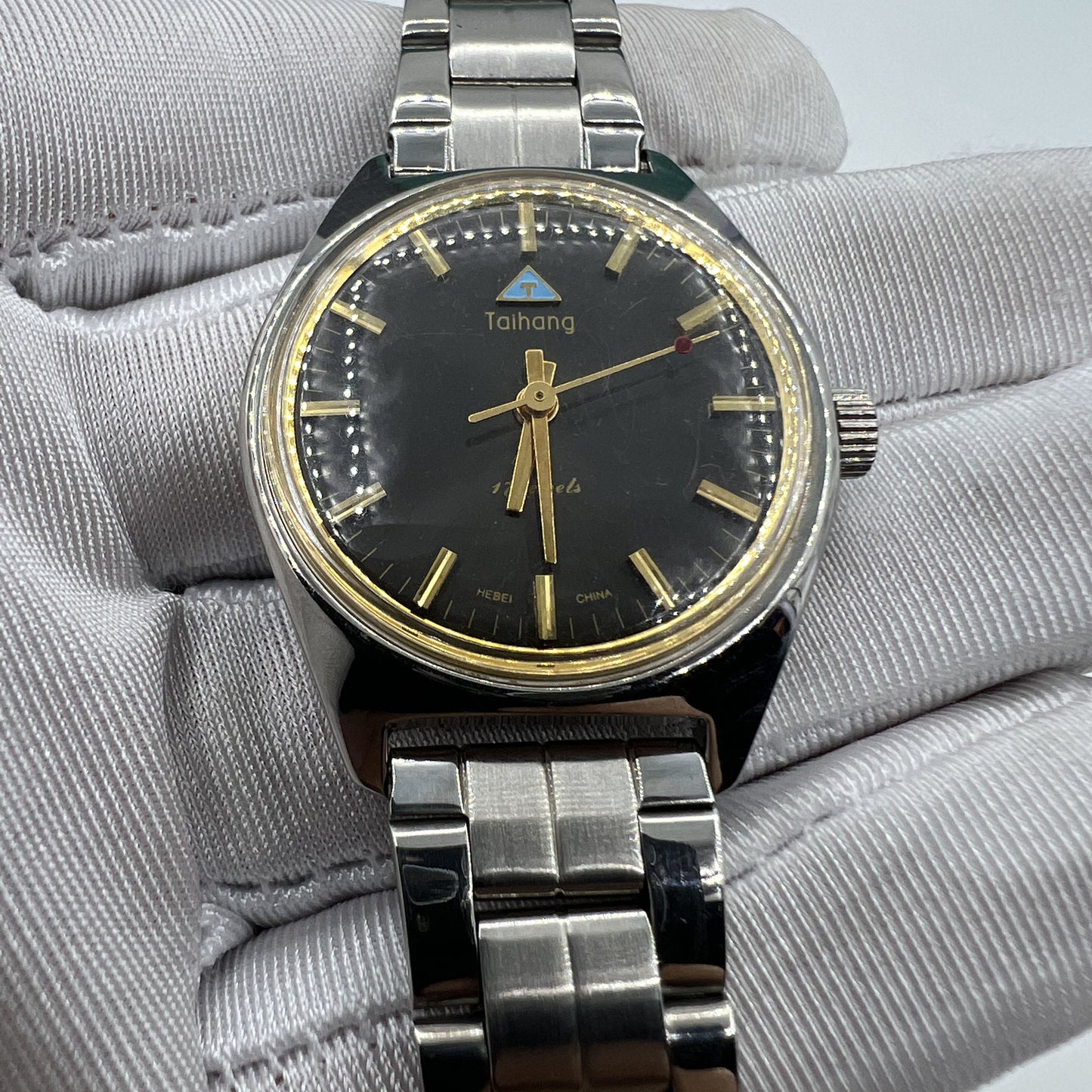 32mm Taihang manual mechanical watch with black dial, golden nail markers, and 17 jewels for precision.