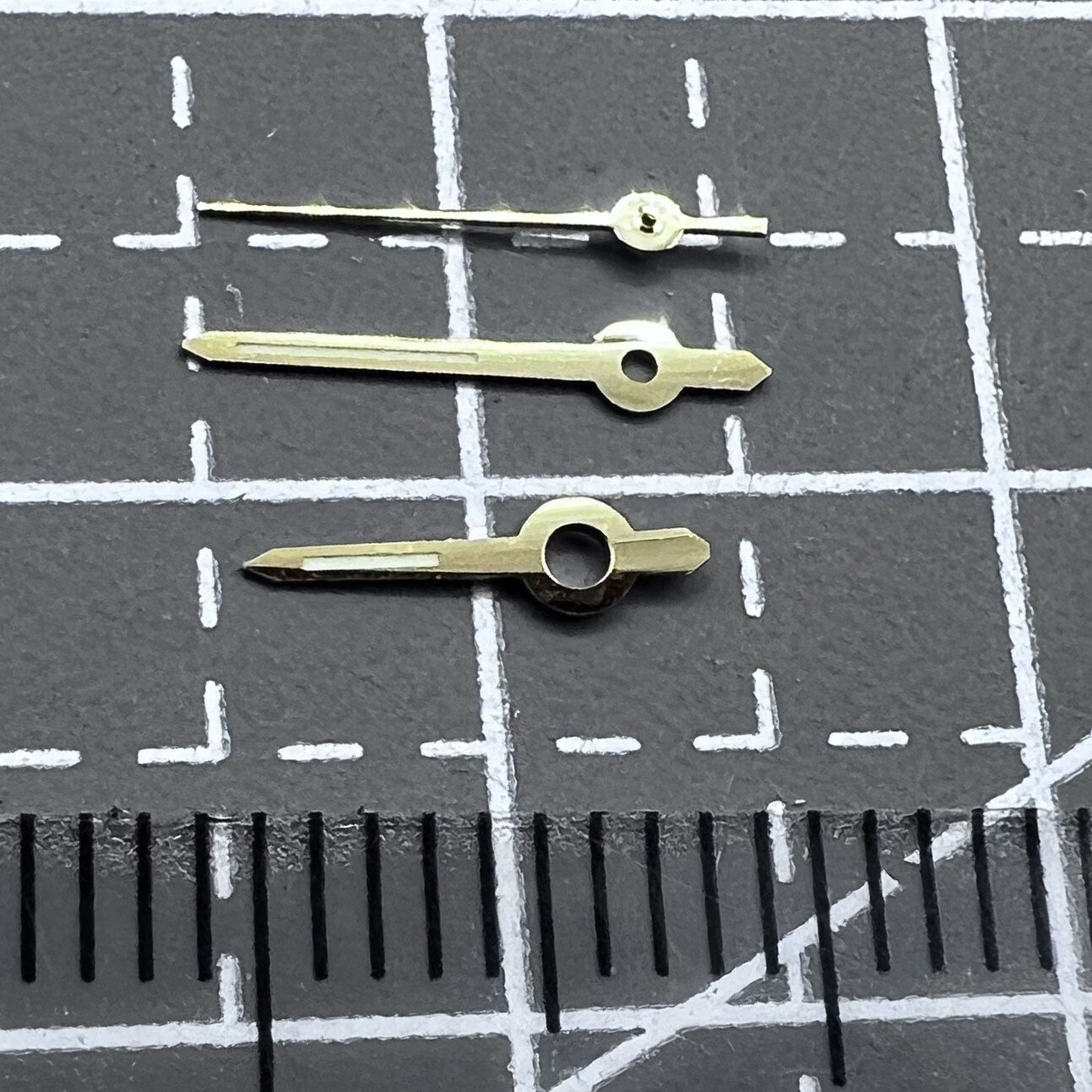 2 Sets/Packung 8,6 x 8,5 x 6 mm goldene Zierleisten, grüne Leuchtzeiger für das Uhrwerk ETA 2671