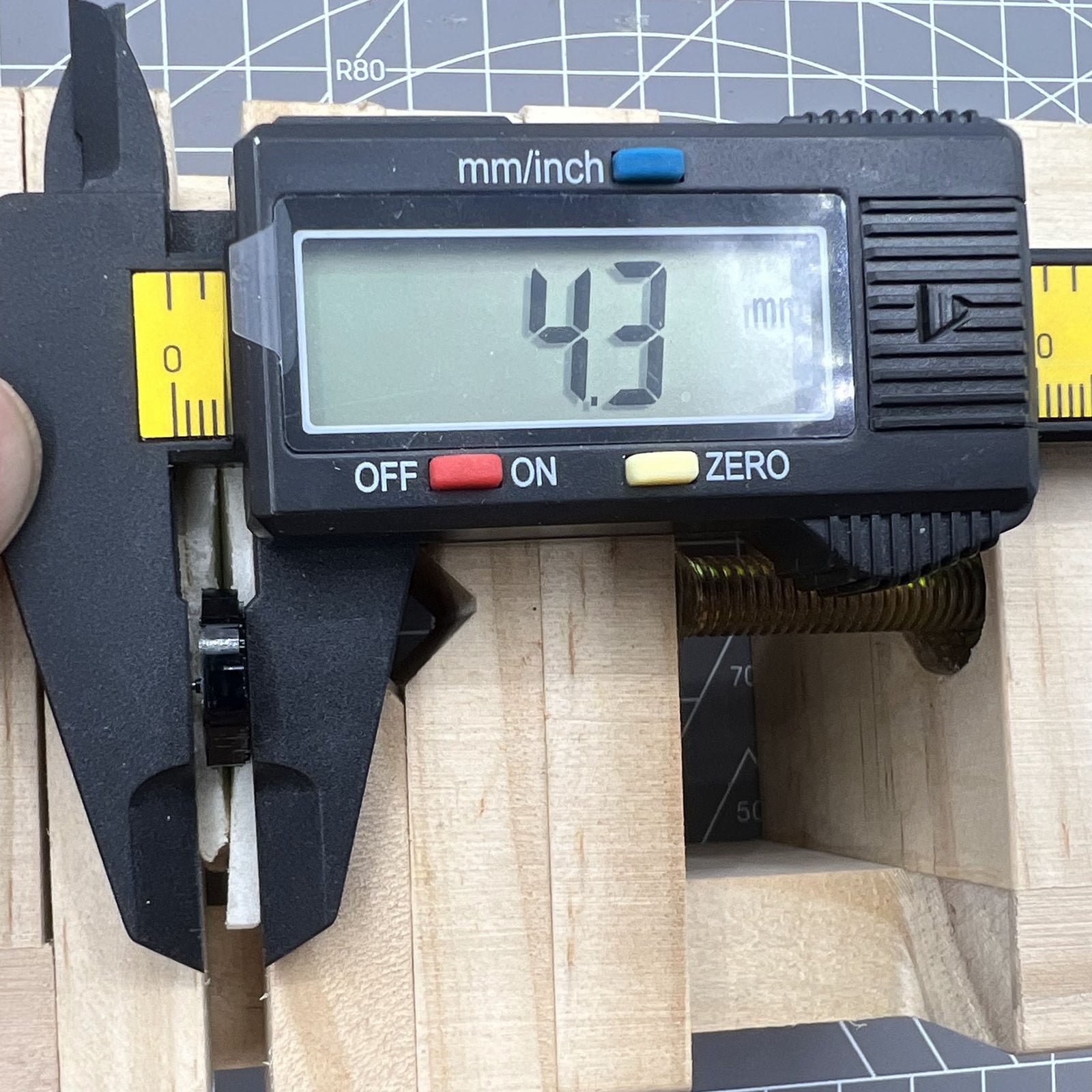 Hattori Epson TMI PC20 quartz watch movement, Japan-made precision mechanism for accurate timekeeping.