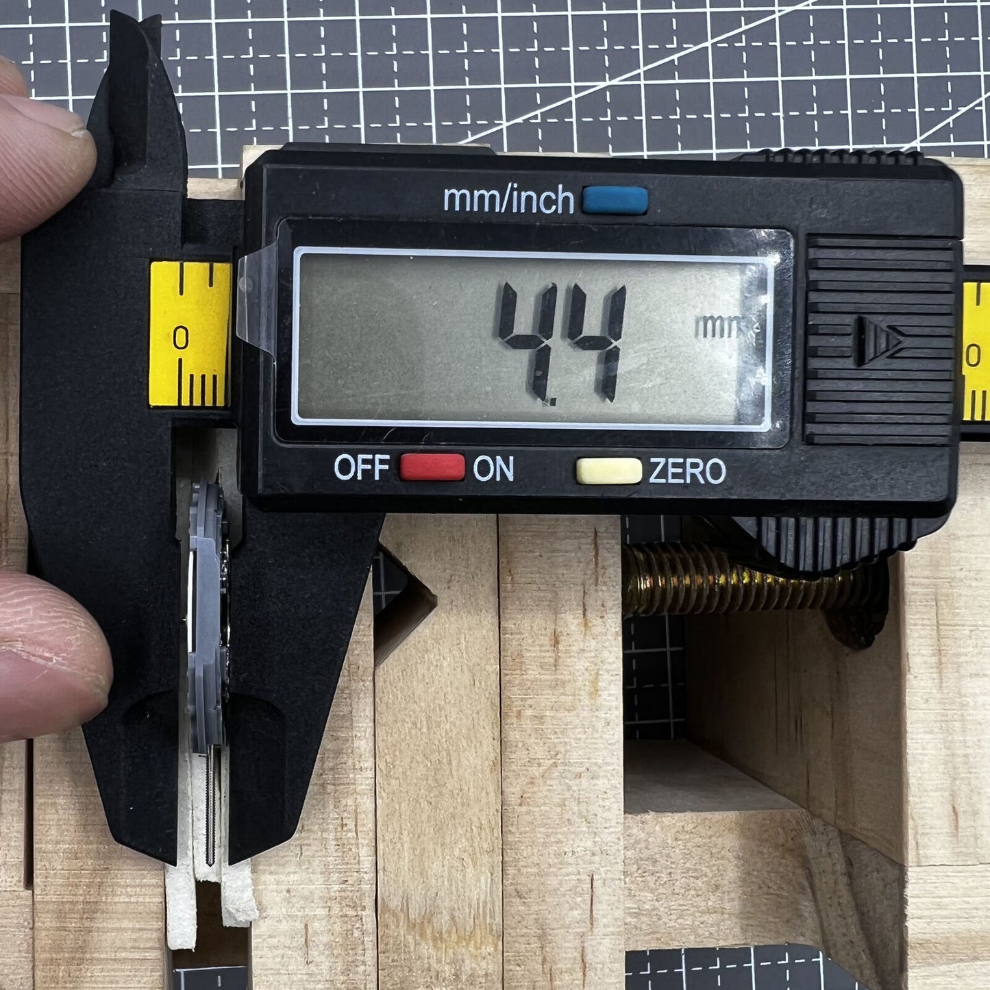 Hattori Epson VJ43 quartz watch movement showing date/day in English and Chinese for accurate timekeeping