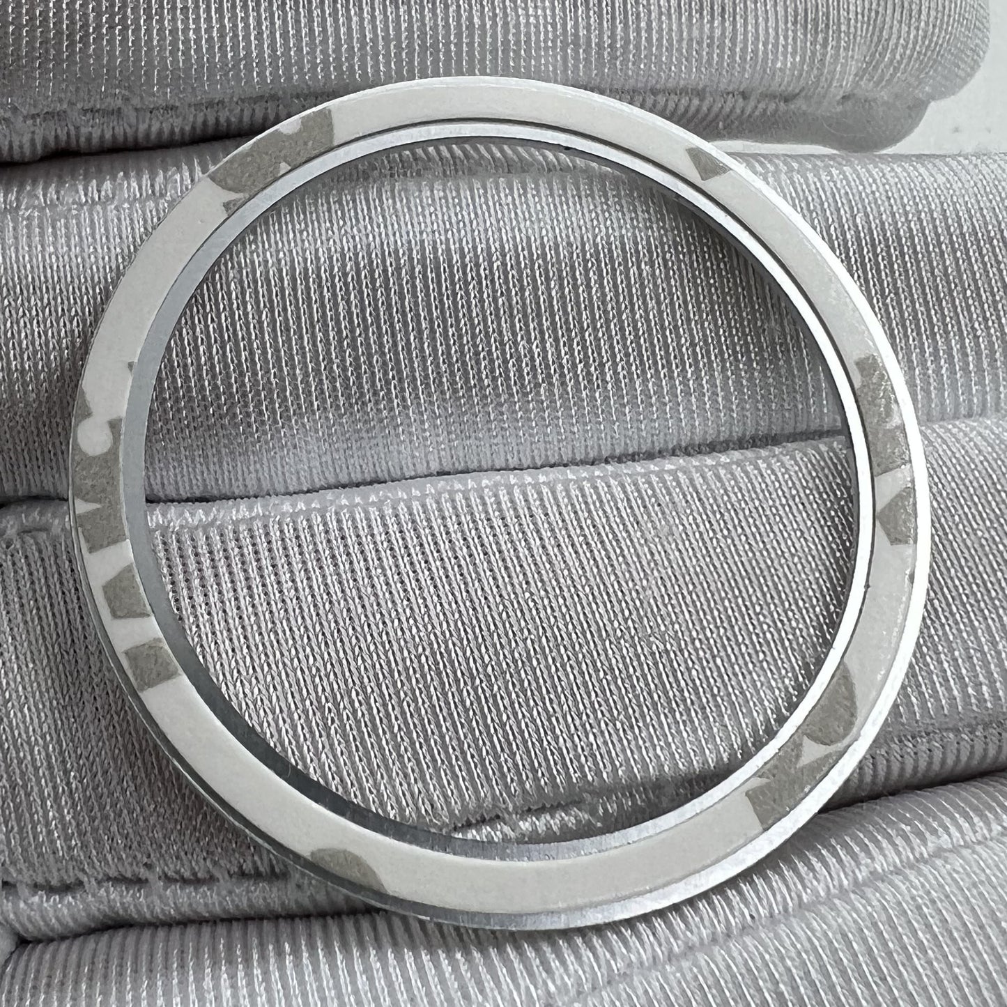 39 mm weiße Hintergrund-Punktskala, schwarze Schrift, Leuchtharz, Aluminiumlegierung, Uhrenlünette