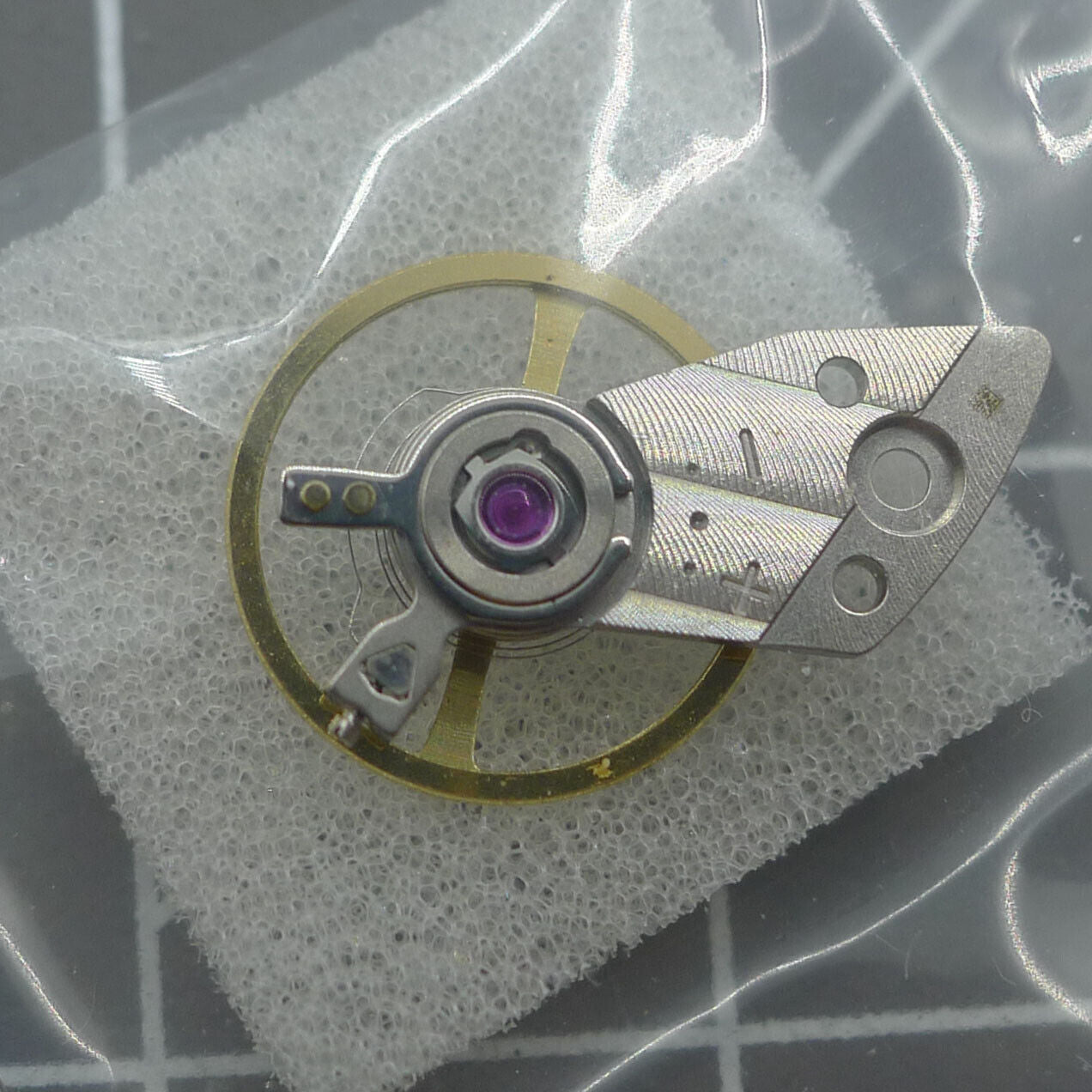 In Japan hergestelltes komplettes silbernes Unruhrad mit Schiene für das Miyota 82S7-Uhrwerk