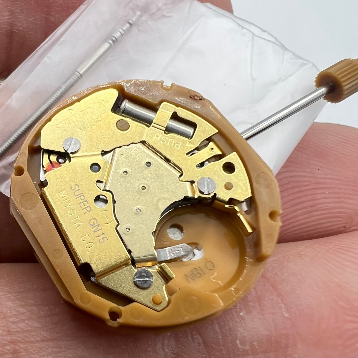 Miyota GN15 watch movement with Japan quartz, date display at 3 and 6 o'clock for precise timekeeping.