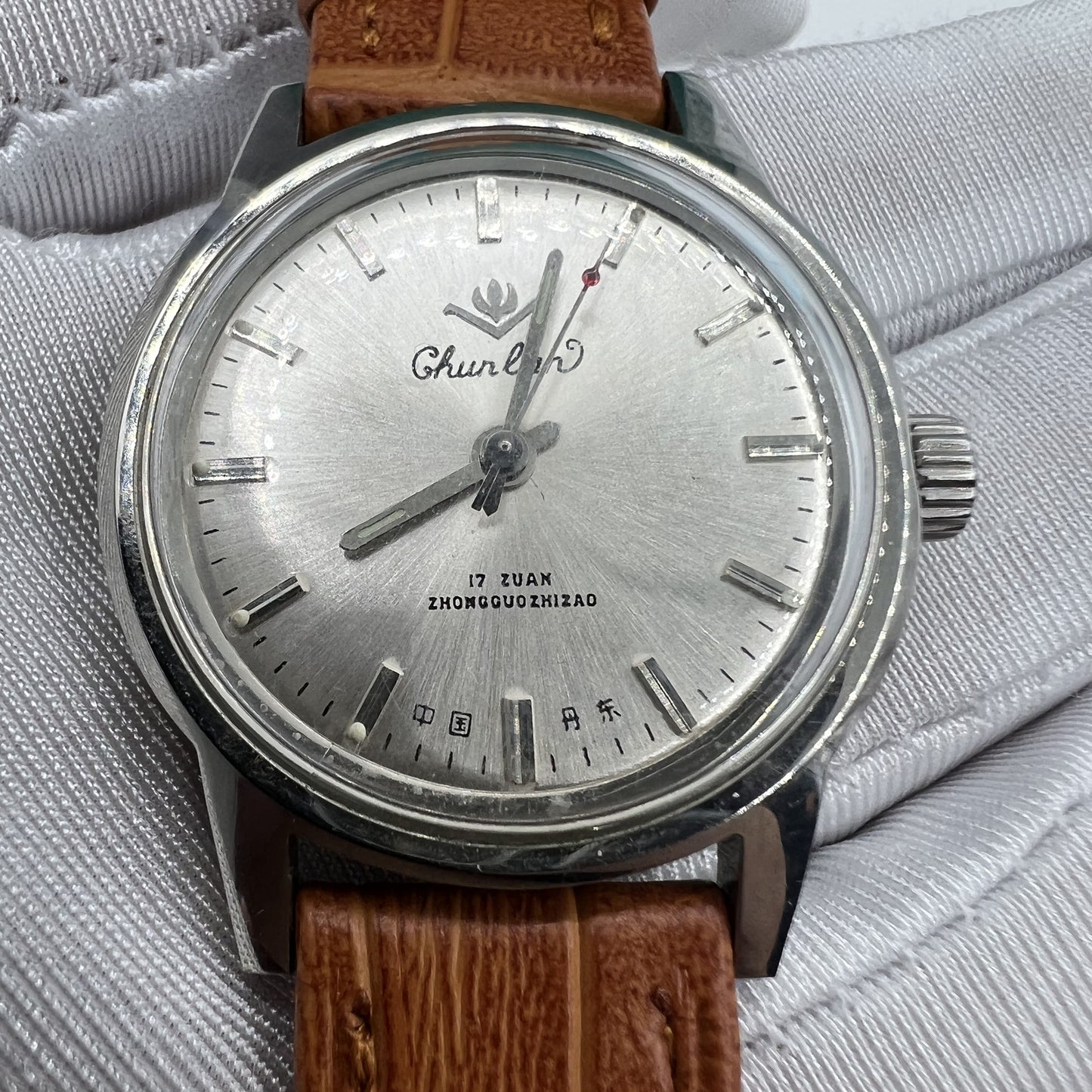 Classic 32mm Chunlan manual mechanical watch with light brown leather strap and silver dial, 17 jewels.