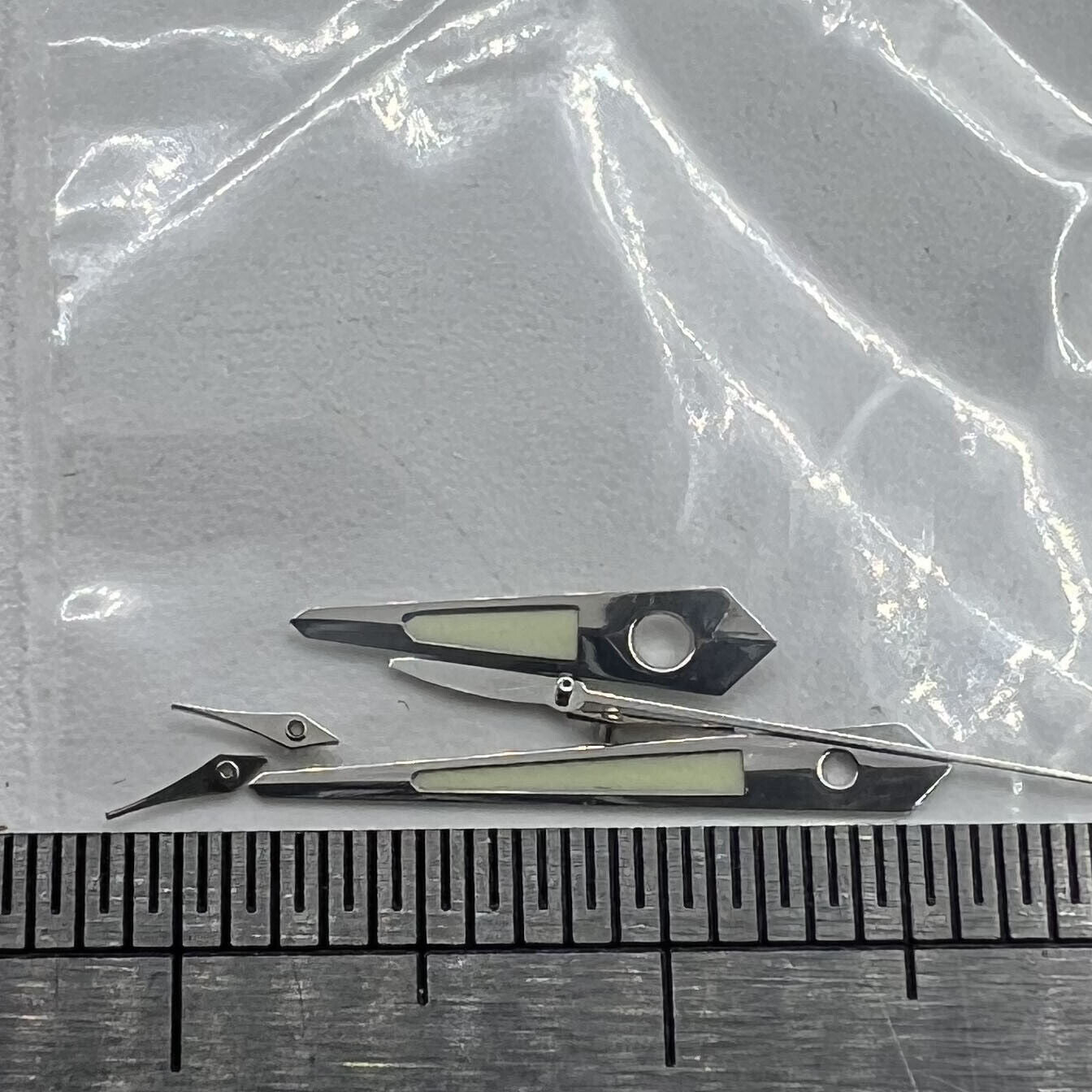 Uhrzeiger, spitz, 12,5 mm, silberner Rand, grün leuchtend, für Miyota 0S60-Uhrwerk