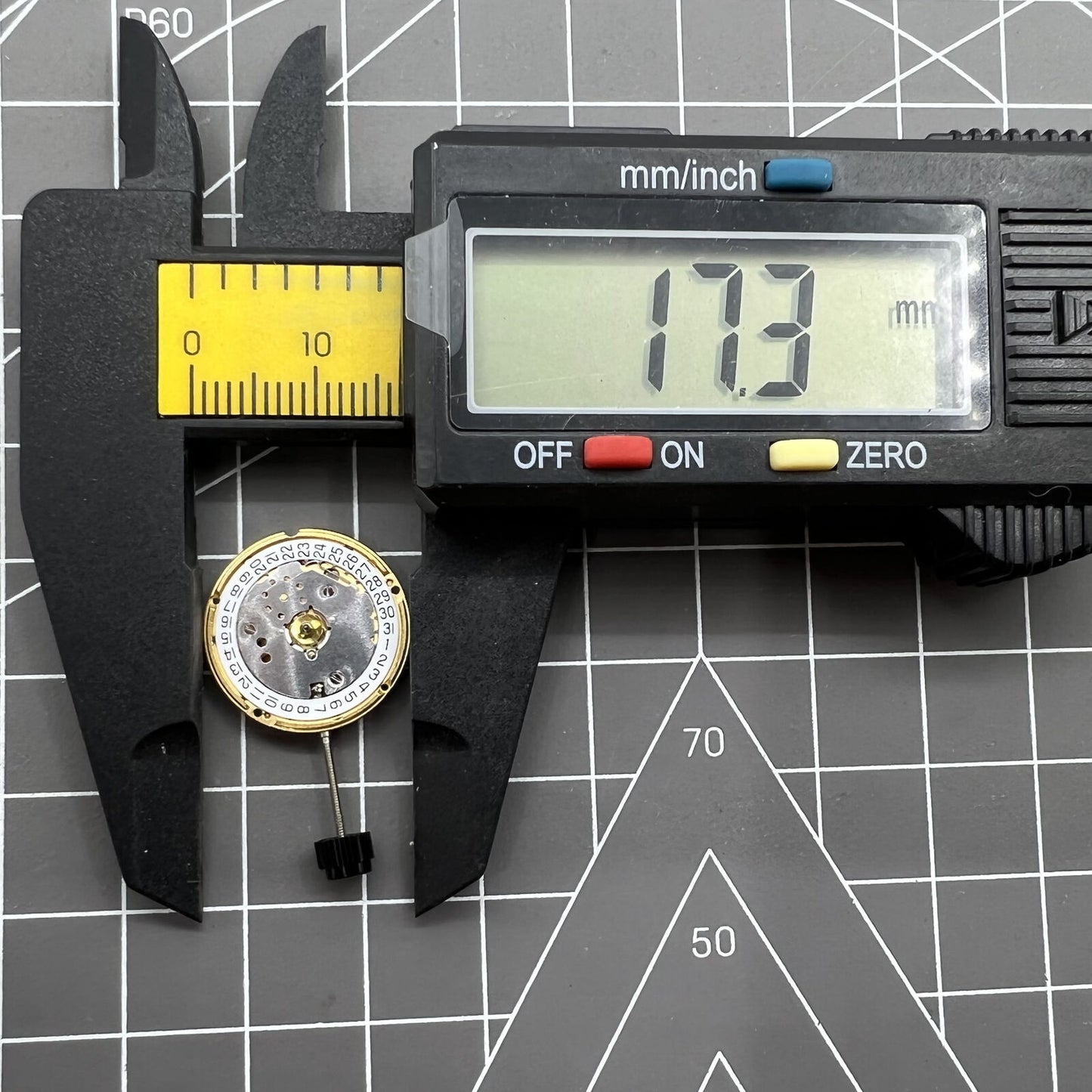 Swiss Made ETA F03.111 Watch Quartz 3 Hands Swiss Movement Date At 3