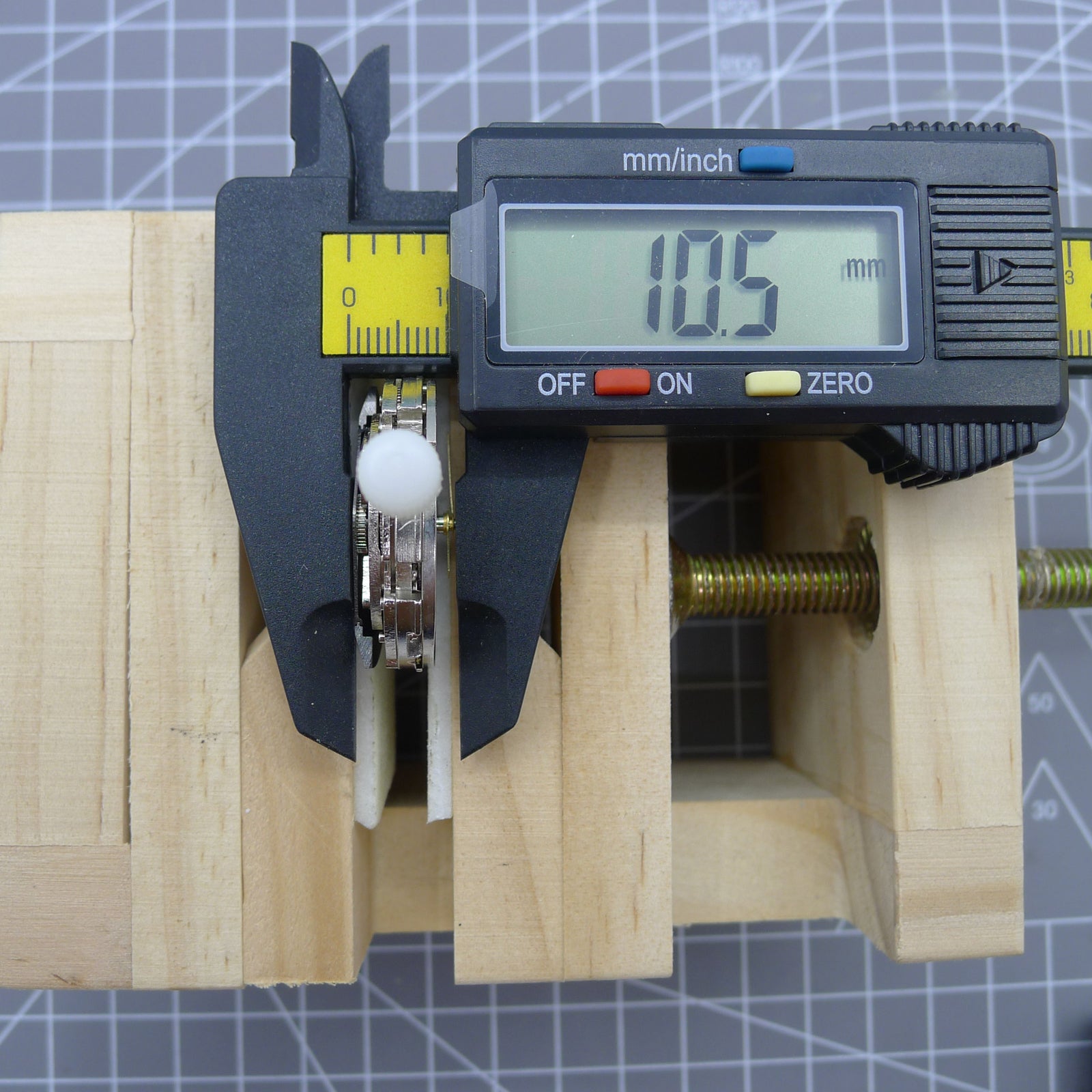 Shanghai 7750 automatic watch movement with 2 hands and small seconds at 9 o?clock, ideal for watch accessories.