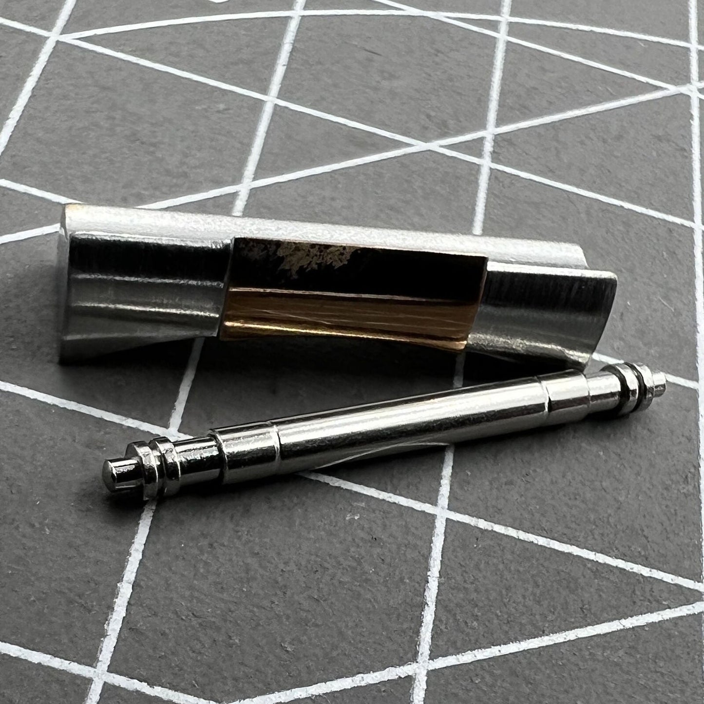 Curved end link connections for 20/21mm Daytona watch band, ensuring precise bracelet fit and comfort.