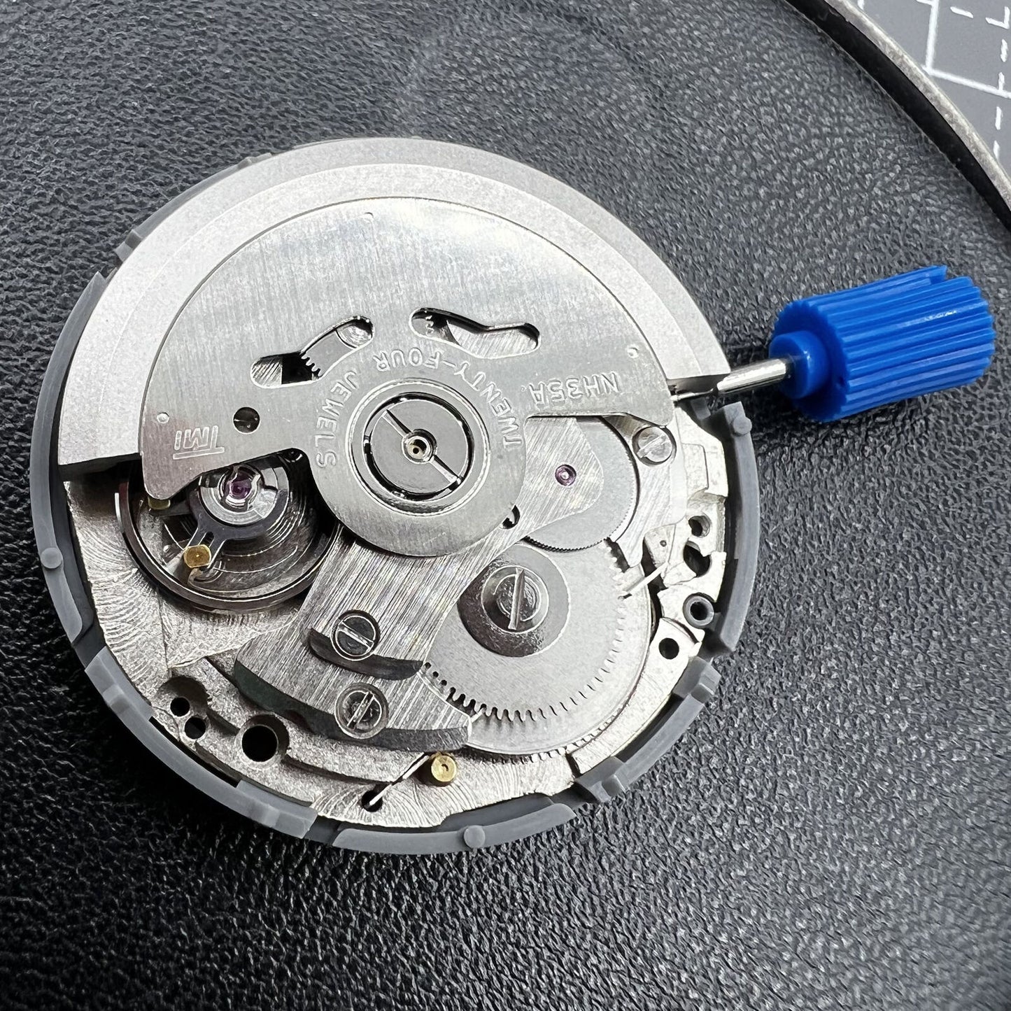 Mouvement mécanique automatique Seiko NH35, cadran noir avec date, couronne à 3,8