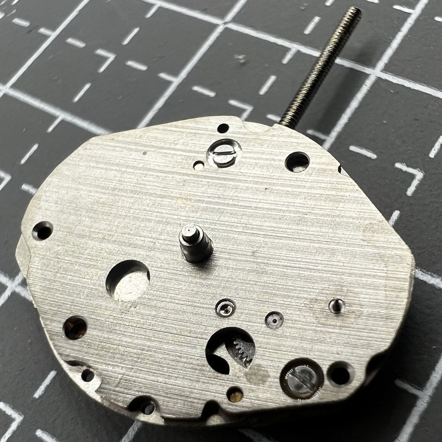 Mouvement à quartz Seiko V253A à 2 aiguilles avec trotteuse secondaire, ancien stock
