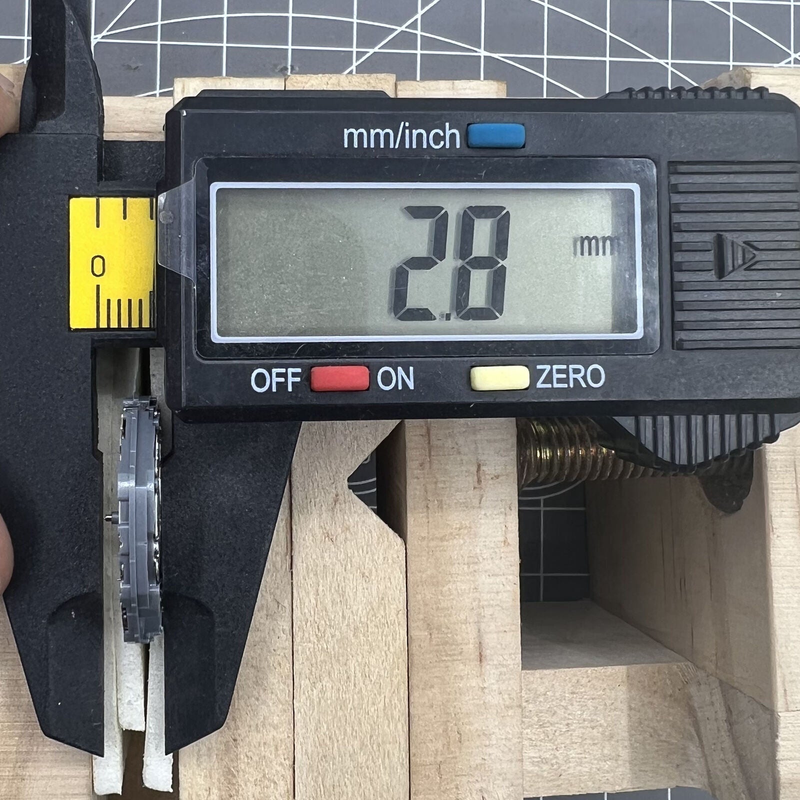 Hattori Epson TMI VH61A quartz watch movement ensuring accurate timekeeping for watch repairs.