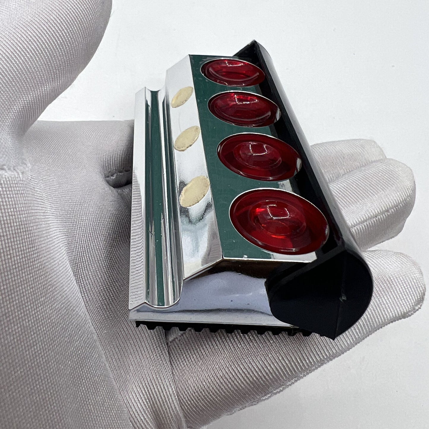 Lot de 4 coupelles à huile pour horlogers Horotec MSA17.201, fabriquées en Suisse, sur support
