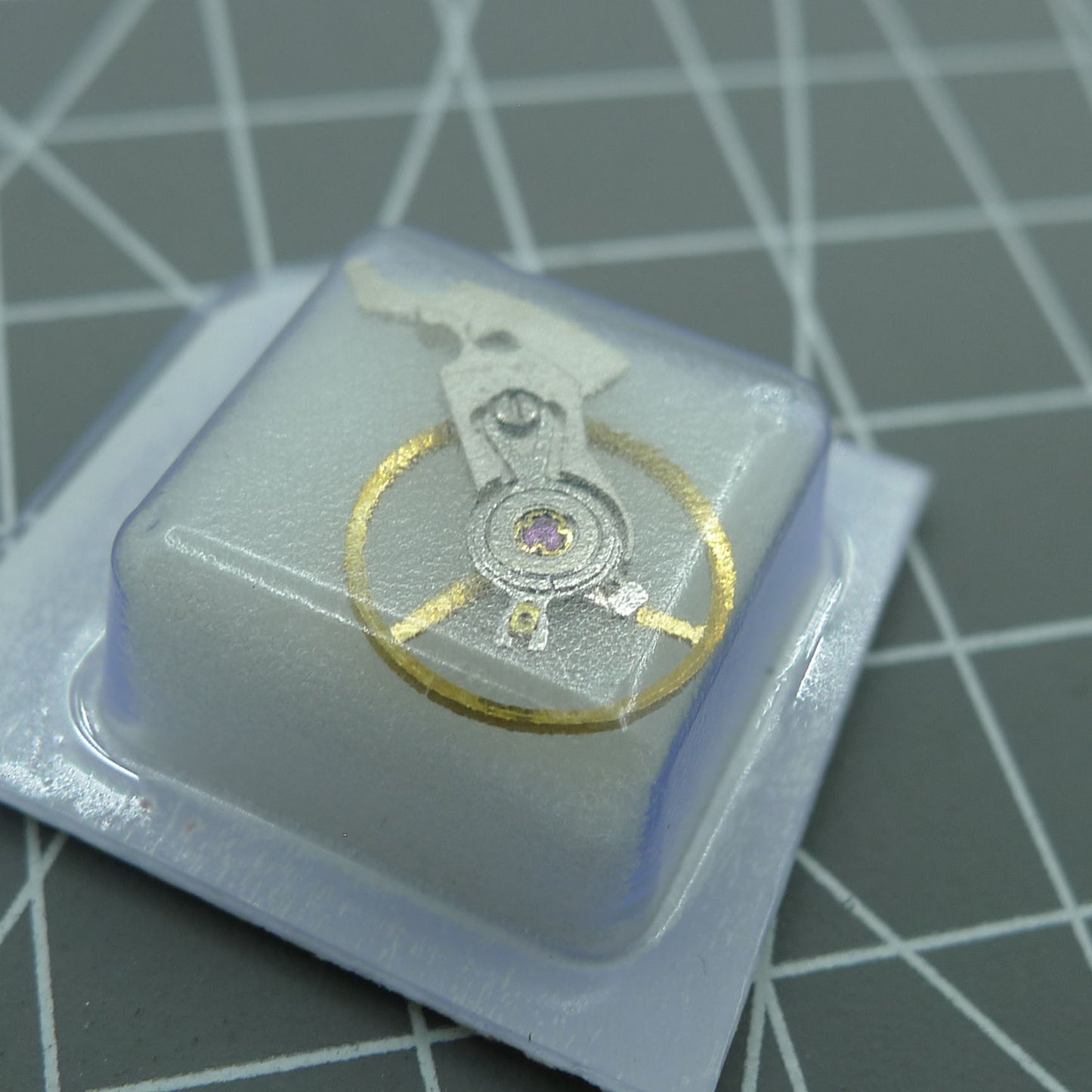 Balancier de montre avec attelle générique pour mouvement <tc>ETA</tc> C07.111. Pièce de montre