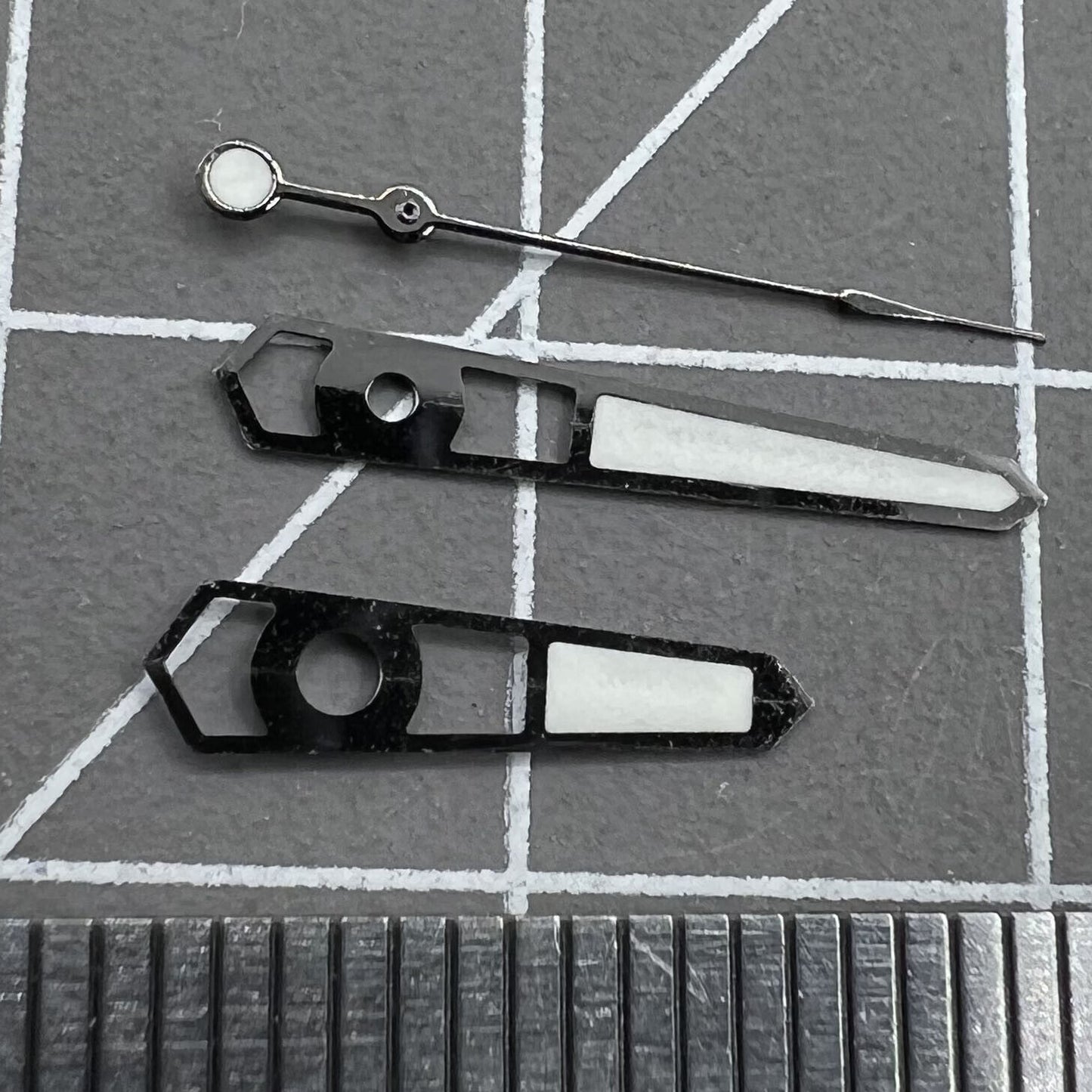 13 mm hohle schwarze Zierleisten mit blauer Leuchtmasse für mechanisches Uhrwerk NH35 NH36