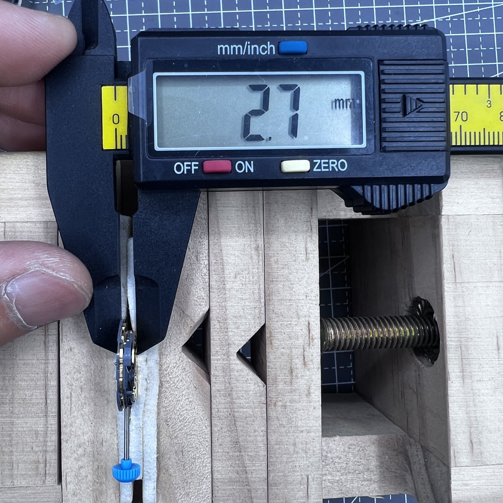 High precision Miyota 6L12 quartz movement with date at 6 for watch calendar replacement.