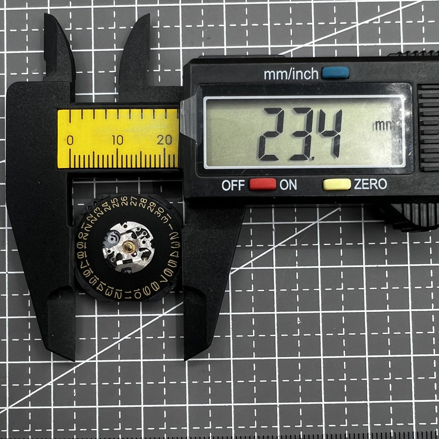 2 PIECES Hattori VX42 VX42E Quartz Movement Day At 3 Golden Font+Black Disk