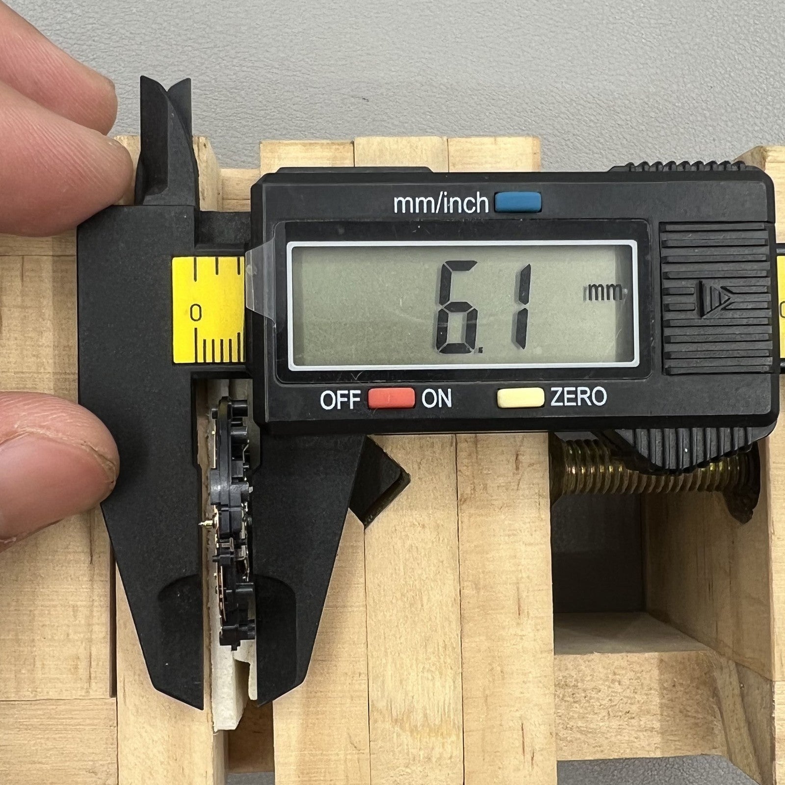 Japan Hattori Epson VX7RE quartz watch movement ensuring precise timekeeping and long-lasting durability