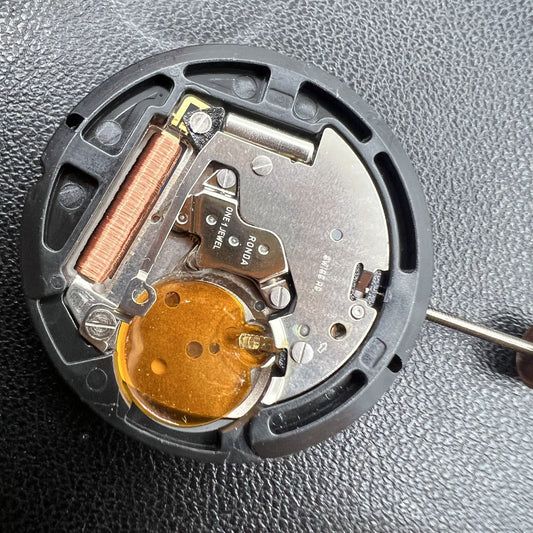 Swiss Ronda 517 quartz watch movement with 3 hands, double calendar, and black disk for precise timekeeping.