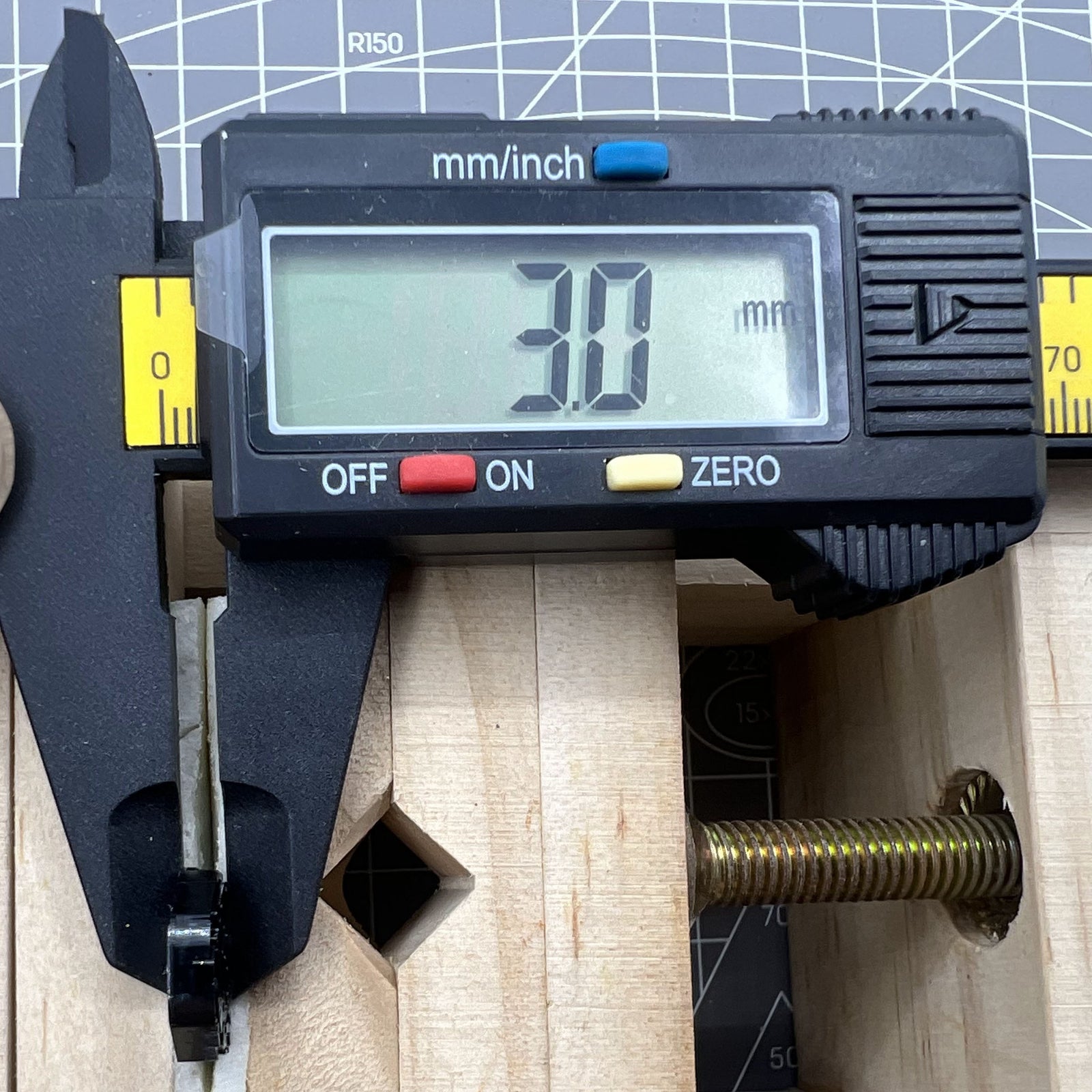 Hattori Epson TMI PC20 quartz watch movement, Japan-made precision mechanism for accurate timekeeping.