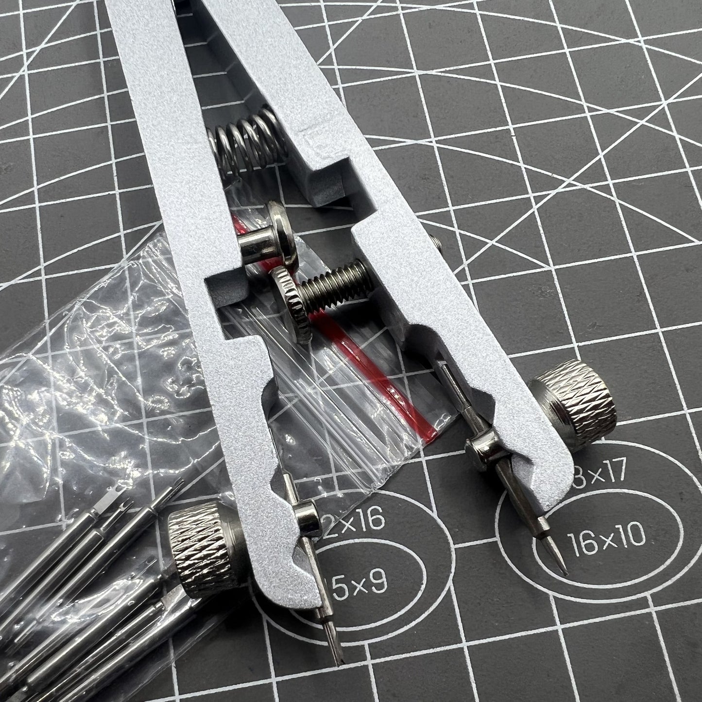 BG 6825 Bracelet spring bar remover tool by BG, designed for precise watch strap repairs and replacements.