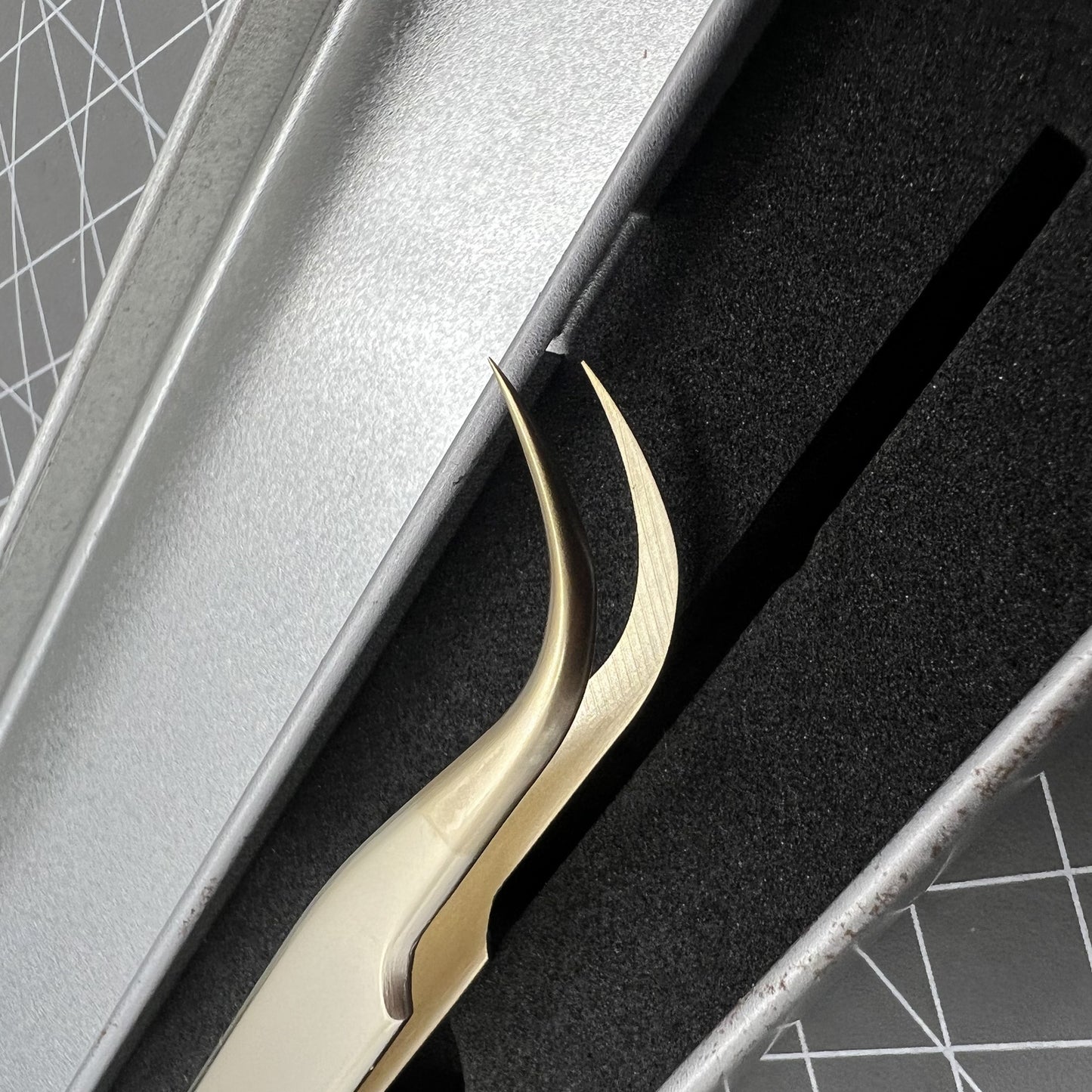 Hochwertige gebogene goldene Pinzette aus Edelstahl mit Ellbogenform