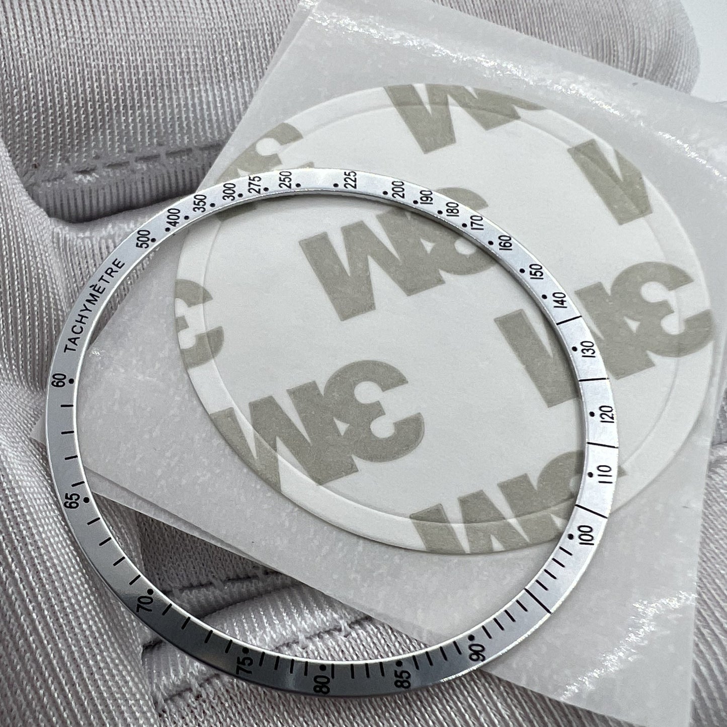 38.5mm aluminum bezel with black font for Omega Speedmaster, enhancing watch durability and style.