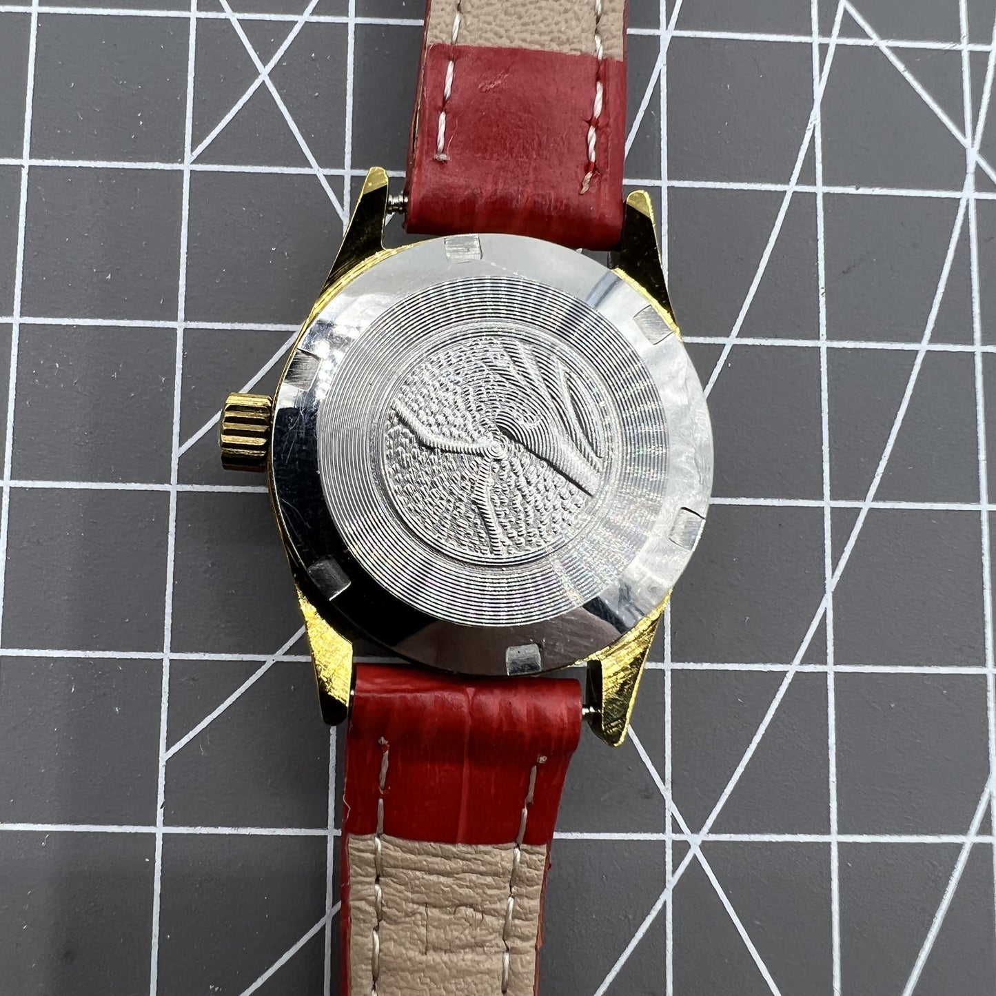 Golden dial Seagull lady watch with 19-jewel manual mechanical movement, classic Tianjin craftsmanship.