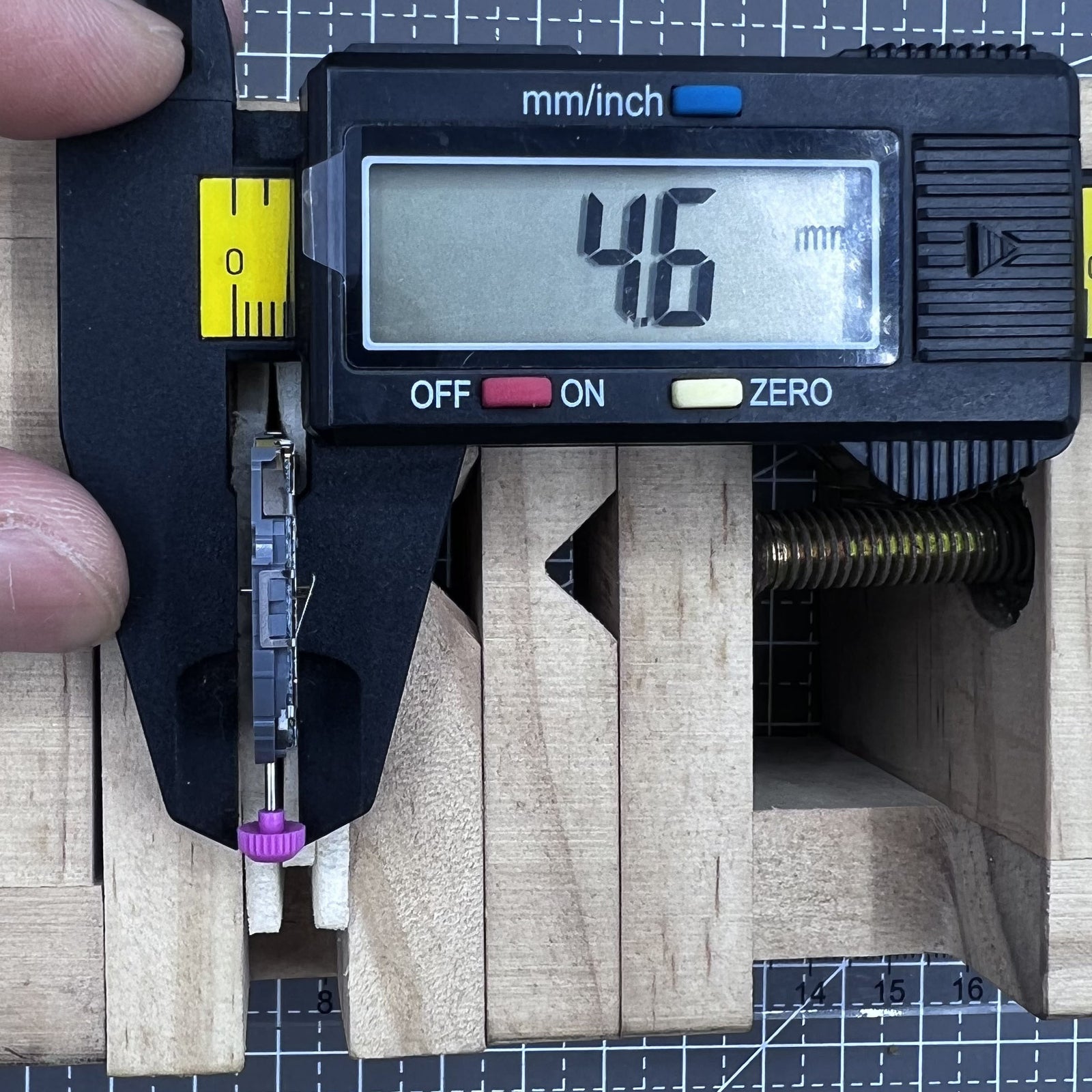 Miyota T205 quartz watch movement with display window for accurate timekeeping in watch accessories.
