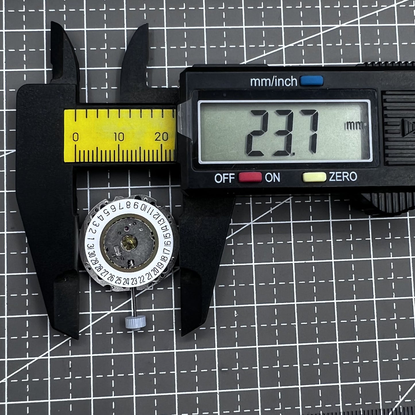 Montre suisse Ronda 705 à mouvement à quartz, date à 6 heures