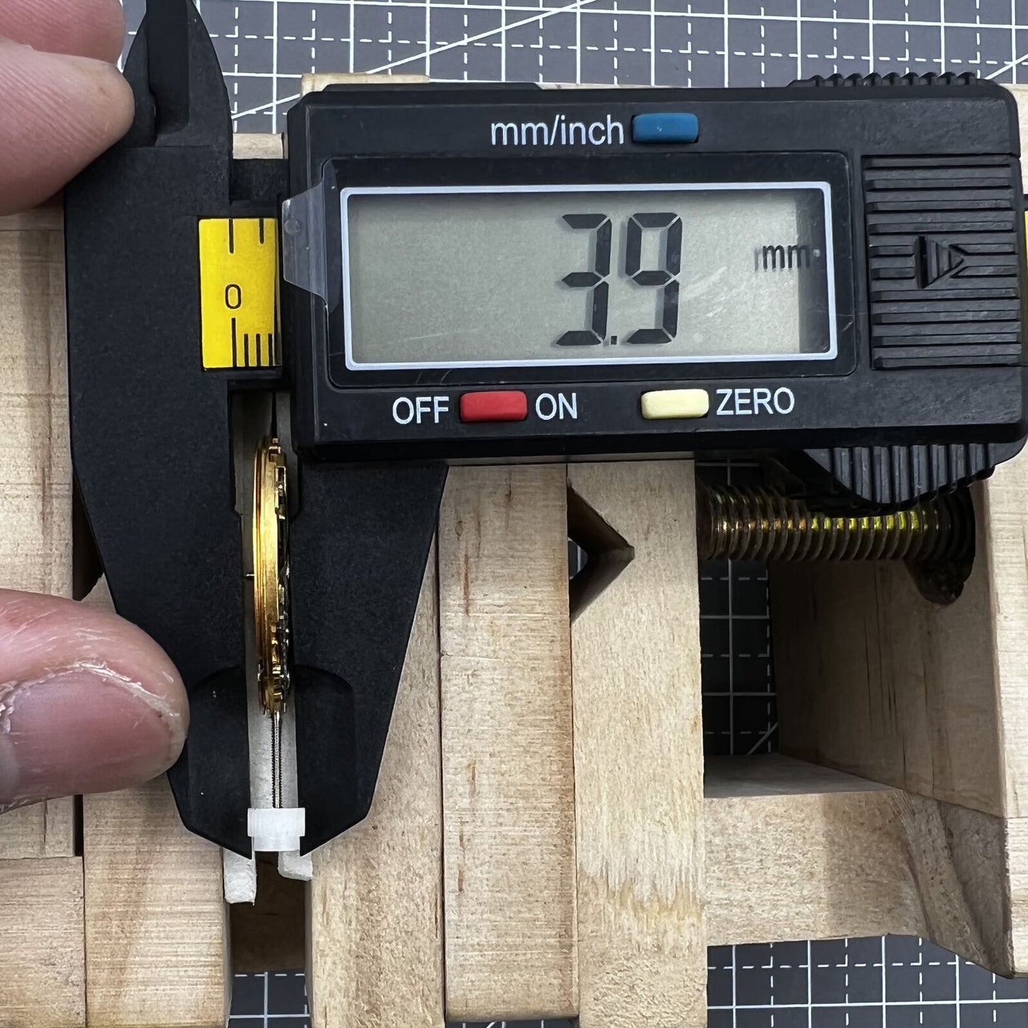 ETA255.461 Swiss Made quartz watch movement with 3 hands and date at 4 o'clock, perfect for precise watch repairs.