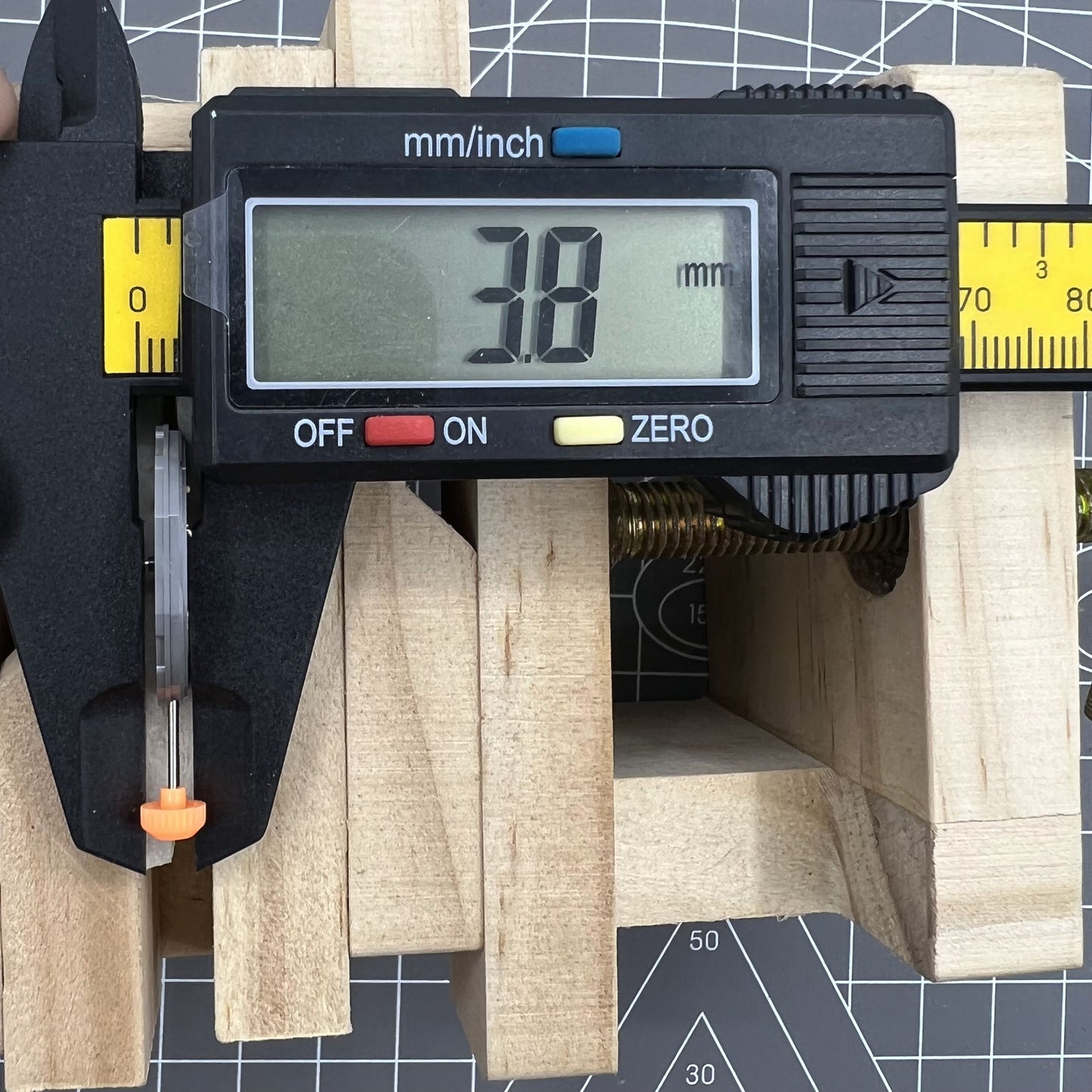 Miyota 1M15 quartz movement, 2 hands, date at 6, precision Japanese watch accessory.