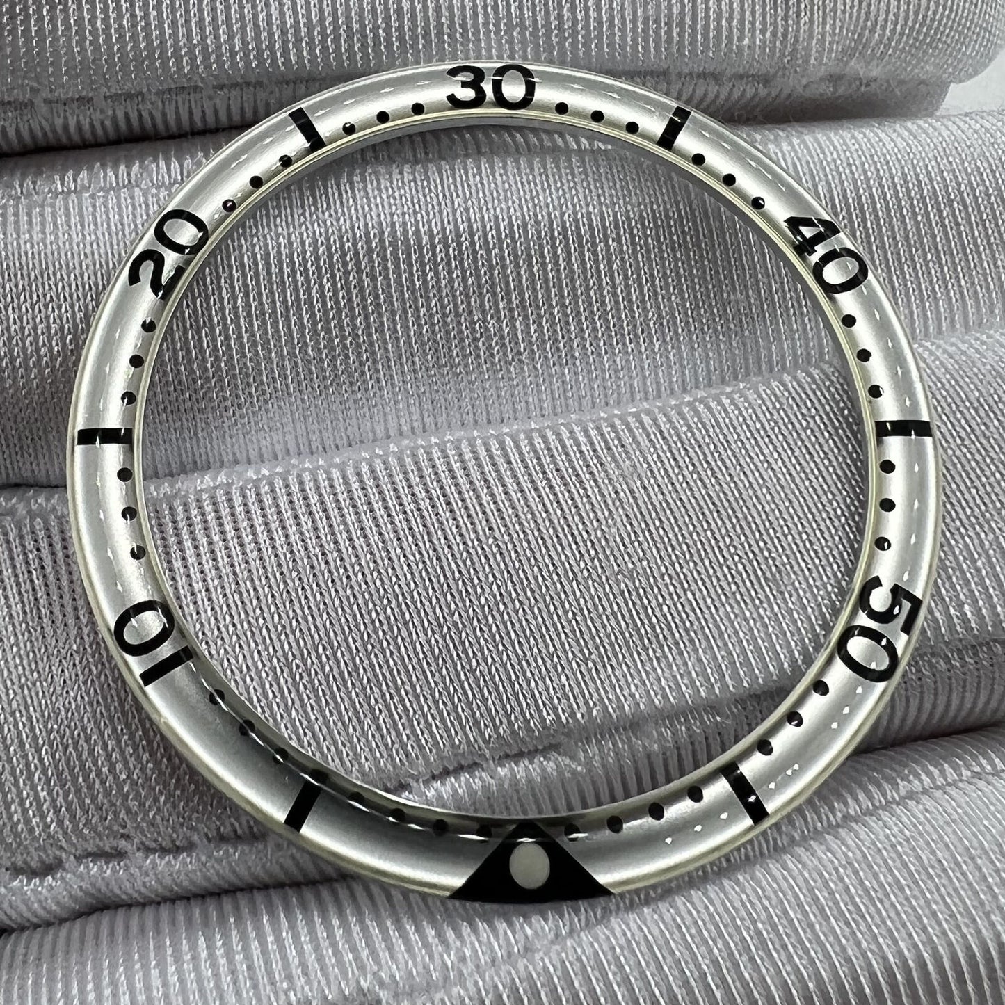 Lunette de montre en alliage d'aluminium et résine luminescente, fond blanc, échelle de points, police noire, 39 mm