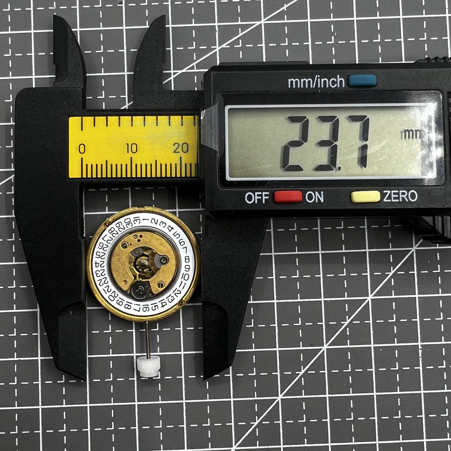 ETA255.461 Datum bei 4, Quarzwerk, 3 Zeiger, Einzelkalenderwerk