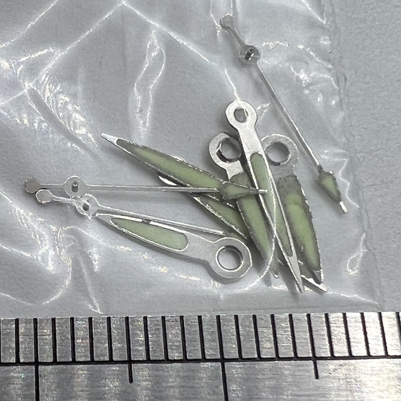 Luminous white-trimmed watch hands for Miyota 2035 quartz movement by P1-H4-C101, perfect for precise watch repairs.