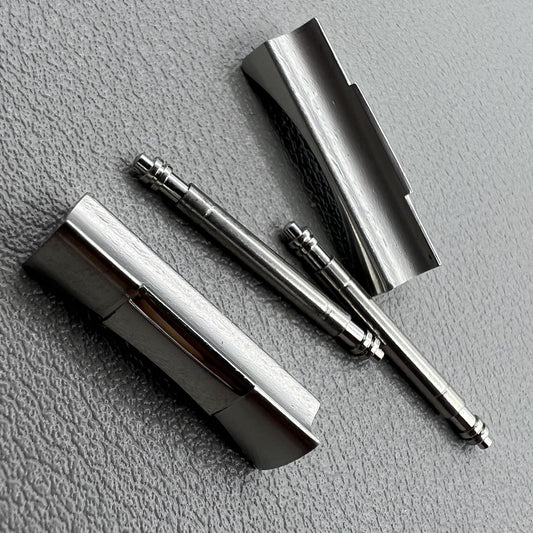 21mm silver curved end link connections for Daytona watch band, enhancing bracelet fit and style.